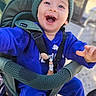 Sandro a rejoint le concours — aidez-le/la à gagner de superbes lots ! toddler, child, smiling, blue_clothing, knit_hat, child_bike_seat, outdoor, sunny, happy, baby, seatbelt, playful, person, portrait, daylight, expression, fun, seat, safety_harness, joy
