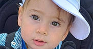 Sandro participe au concours pour gagner de l'argent avec cette photo : child, toddler, baby, face, hat, cap, blue_shirt, striped_shirt, stroller, seatbelt, portrait, cute, curious, outdoor, person, young_child, fashion, casual, closeup, headwear