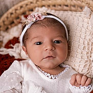 Victoire participe au concours pour gagner de l'argent avec cette photo : baby, infant, headband, flower, white_clothing, basket, blanket, knitted_blanket, portrait, cute, newborn, hand, face, eyes, indoors, soft_lighting, skin, baby_girl, cozy, resting