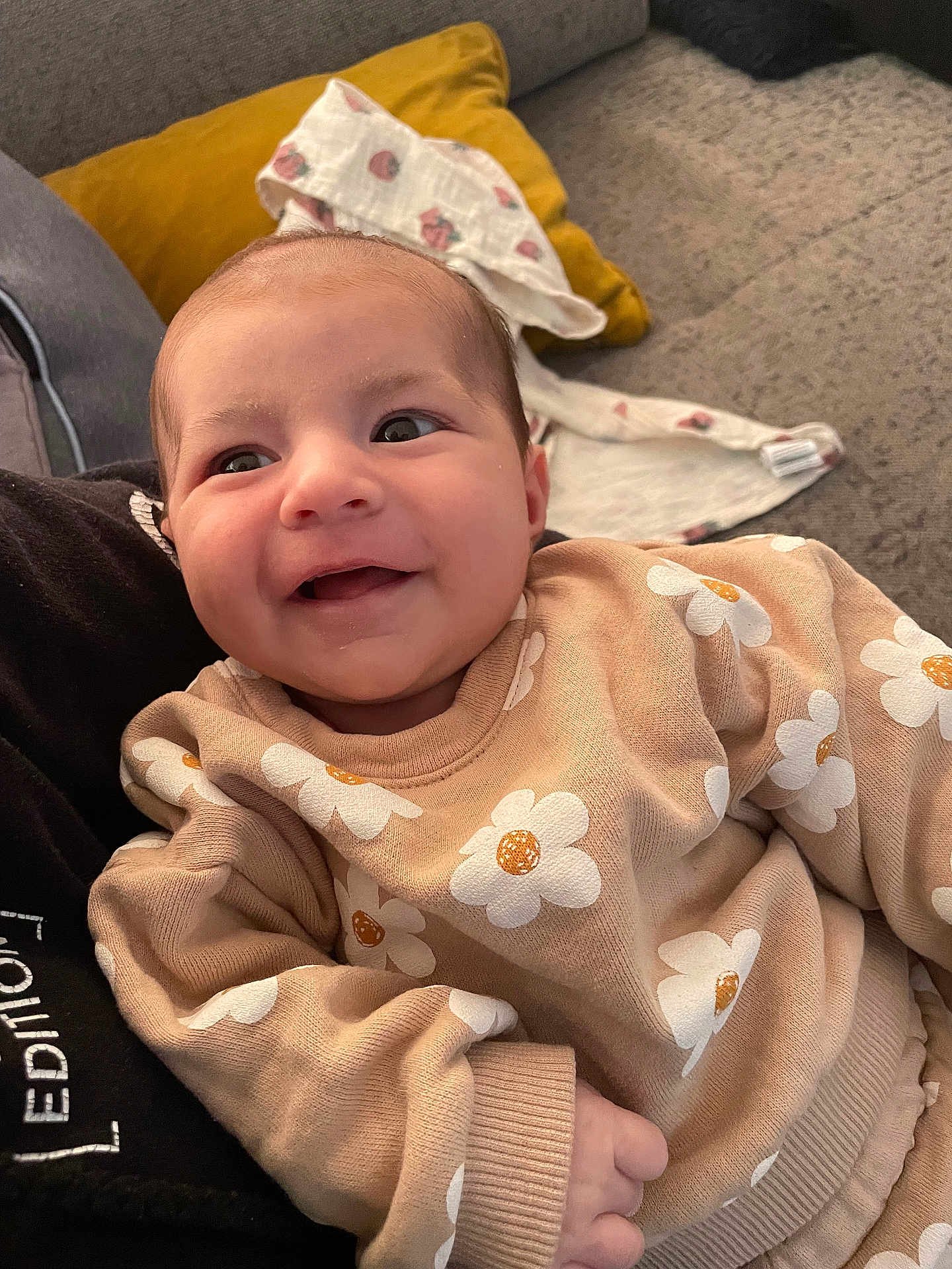 Victoire a rejoint le concours — aidez-le/la à gagner de superbes lots ! baby, smiling, sweater, flowers, infant, person, happy, couch, pillow, indoor, clothing, closeup, child, cute, portrait, furniture, relaxed, skin, head, hand