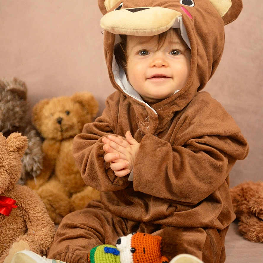 Jasme Marques a rejoint le concours — aidez-le/la à gagner de superbes lots ! baby_shoes, bear_costume, brown, child, childrens_clothing, clapping_hands, costume, cute, happy, indoor, knitted_toy, playful, plush_toy, portrait, sitting, smile, soft_lighting, teddy_bear, toddler, toy