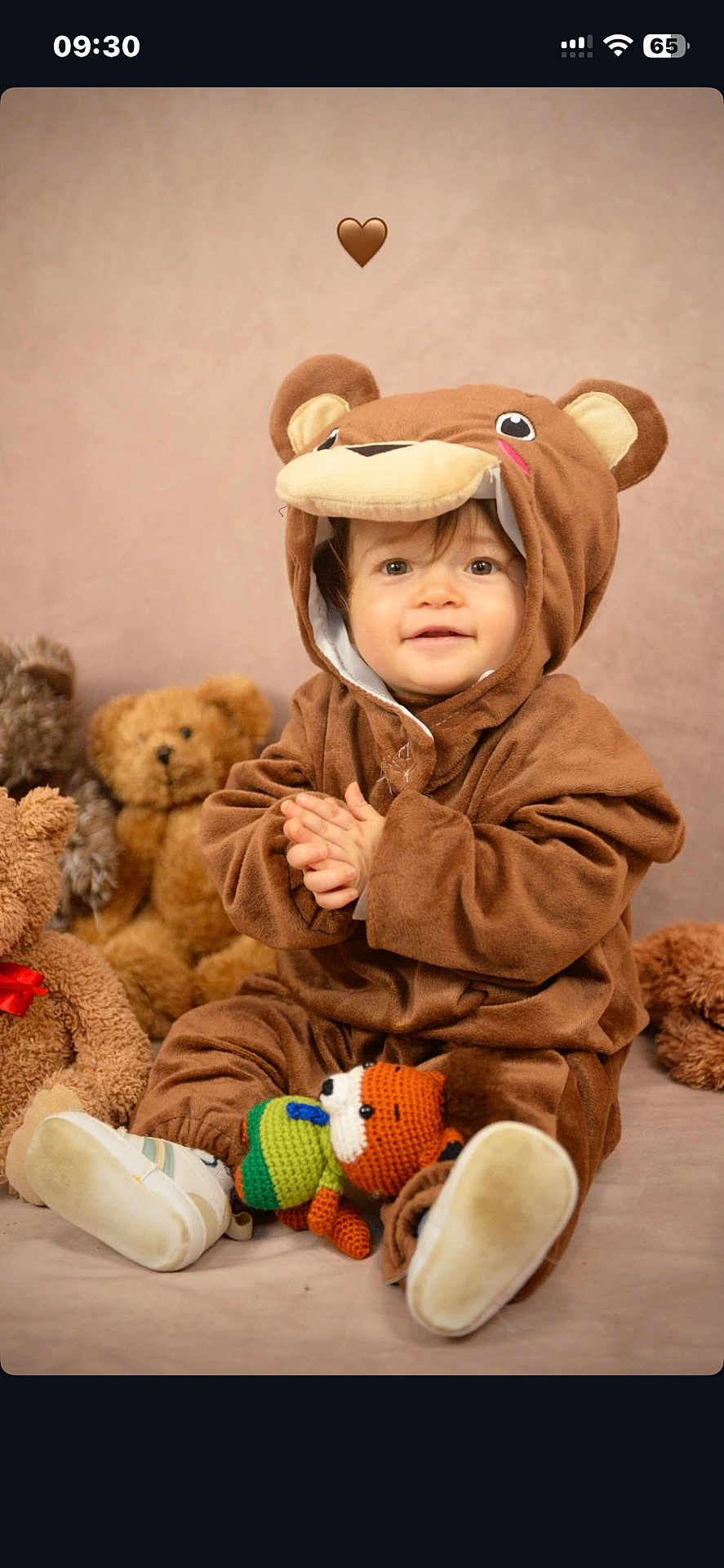 Jasme Marques a rejoint le concours — aidez-le/la à gagner de superbes lots ! toddler, child, costume, bear_costume, plush_toy, knitted_toy, teddy_bear, smile, clapping_hands, indoor, soft_lighting, cute, childrens_clothing, sitting, toy, brown, happy, portrait, baby_shoes, playful