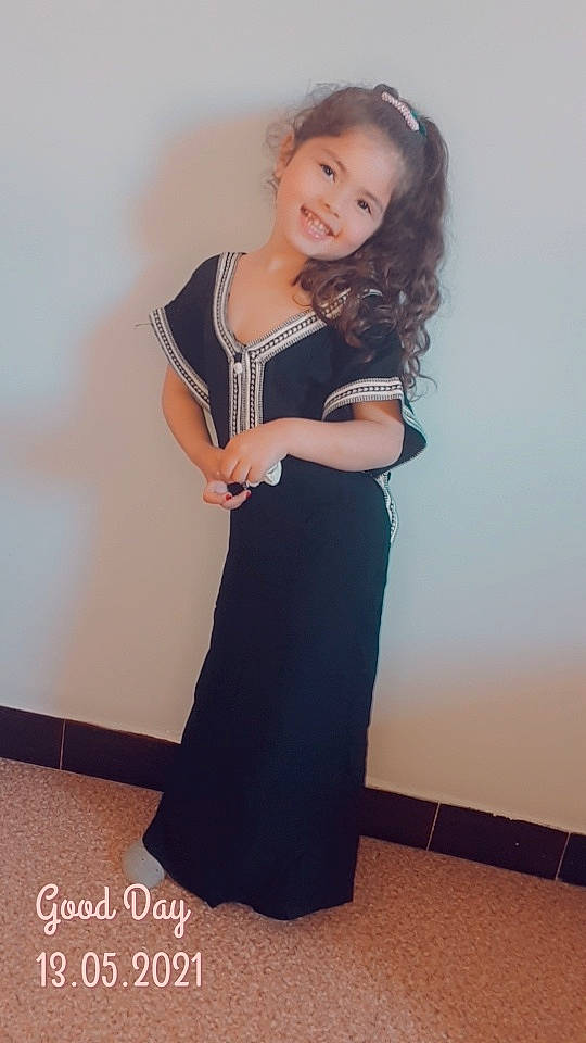 Leyna a rejoint le concours — aidez-le/la à gagner de superbes lots ! arm, day_dress, dress, eye, face, fashion_design, flash_photography, gesture, hair, happy, human_body, joint, joy, knee, neck, one_piece_garment, person, sleeve, smile, thigh