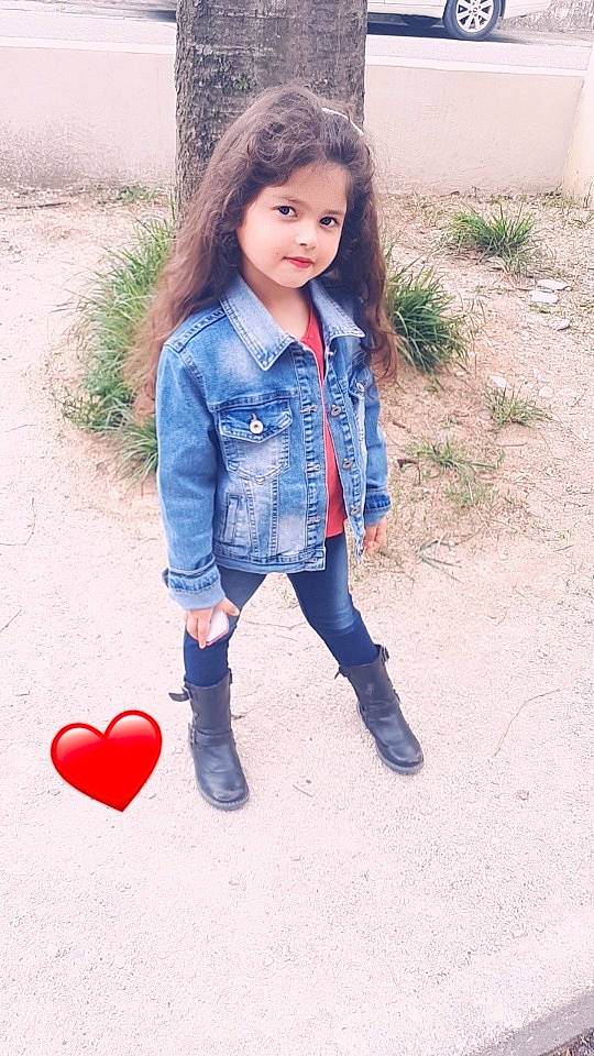 Leyna a rejoint le concours — aidez-le/la à gagner de superbes lots ! chin, denim, dress, eye, face, grass, hair, happy, head, human_body, leg, lip, pattern, person, plaid, plant, sleeve, street_fashion, t_shirt, toddler