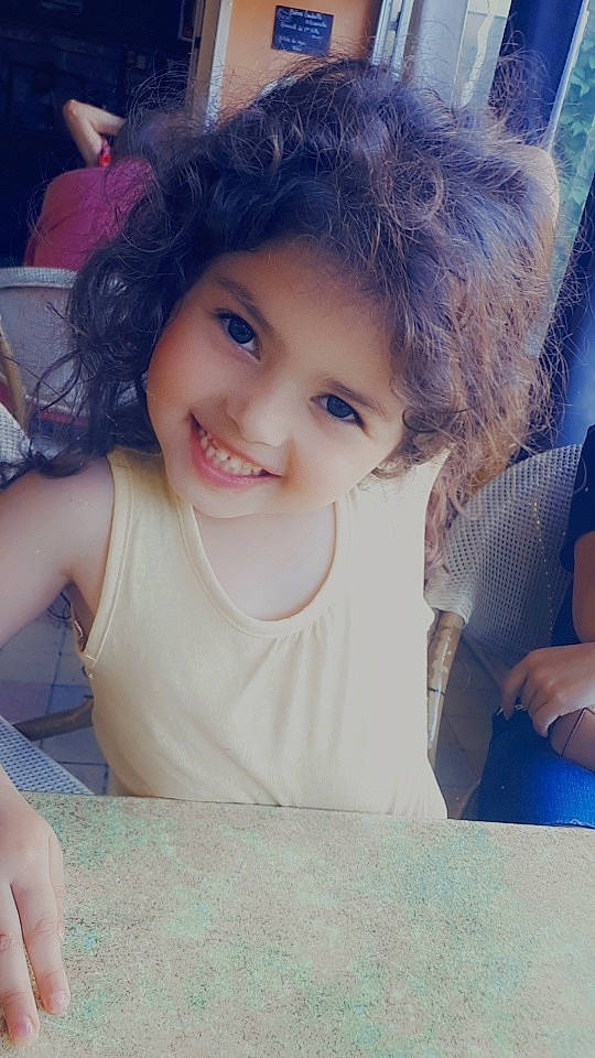 Leyna participe au concours pour gagner de l'argent avec cette photo : black_hair, cheek, cool, eyebrow, eyelash, facial_expression, finger, fun, hand, happy, iris, joy, leisure, lip, mouth, nose, person, skin, smile, summer