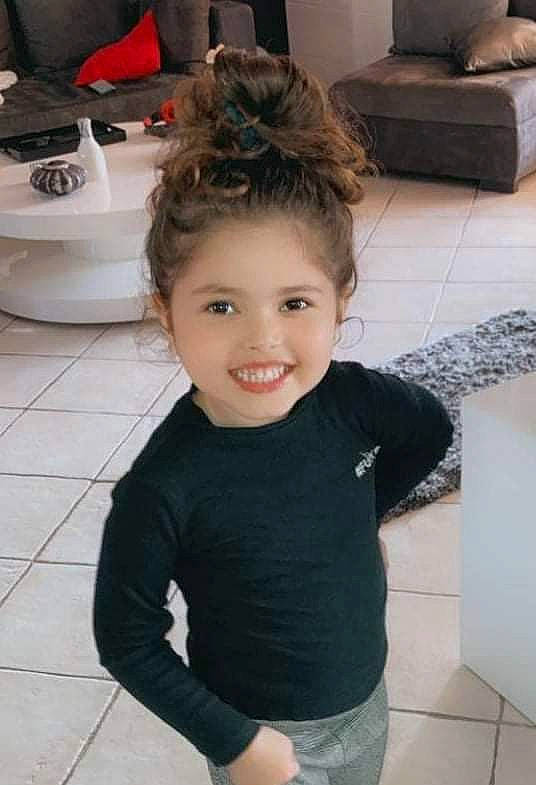 Leyna participe au concours pour gagner de l'argent avec cette photo : arm, baby_toddler_clothing, black, cheek, child, eyelash, floor, flooring, fun, happy, iris, joy, leisure, nose, person, sleeve, smile, standing, t_shirt, thigh