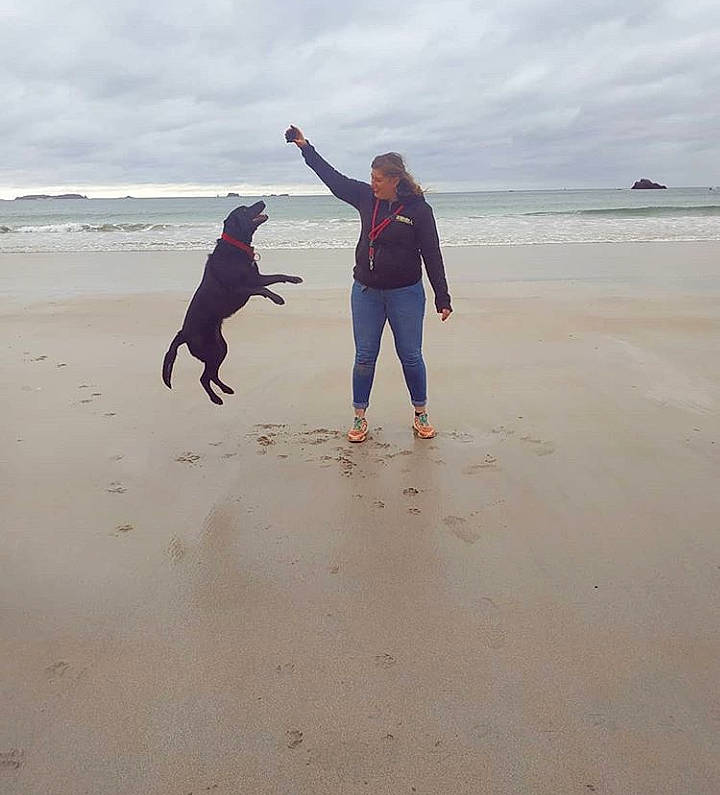 Galice participe au concours pour gagner de l'argent avec cette photo : beach, cloud, coast, coastal_and_oceanic_landforms, friendship, fun, gesture, happy, mudflat, ocean, people_on_beach, play, sand, sea, shore, sky, summer, tide, tourism, vacation