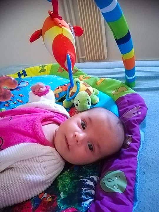 Lilwenn participe au concours pour gagner de l'argent avec cette photo : baby, baby_products, baby_toys, child, person, play, product, toddler, toy