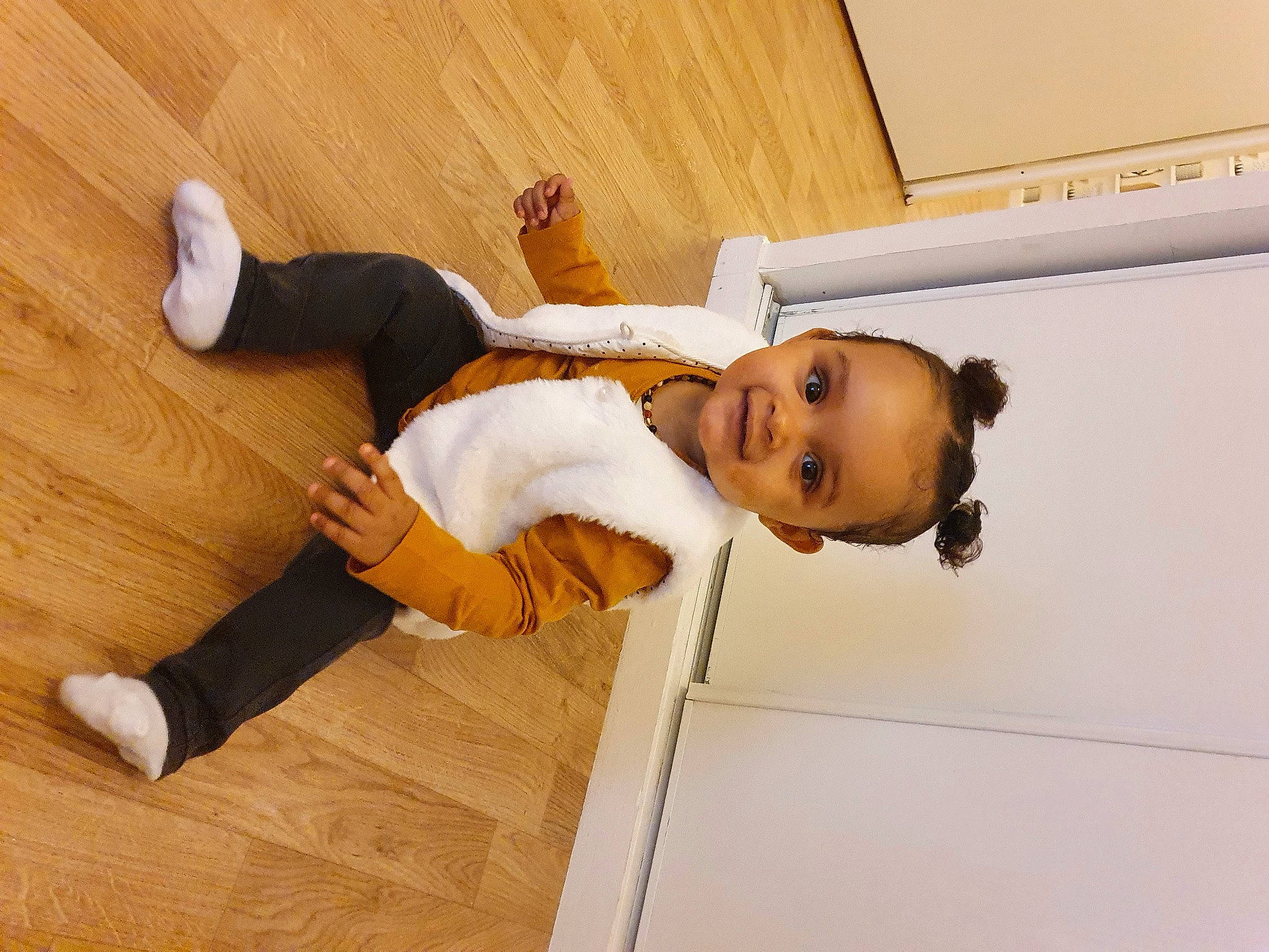 Maëlly participe au concours pour gagner de l'argent avec cette photo : baby_toddler_clothing, child, elbow, flooring, gesture, happy, hardwood, human_leg, joy, knee, laminate_flooring, person, room, sleeve, smile, sportswear, thigh, toddler, varnish, wood