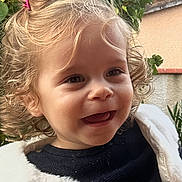 Ocïanna Rose participe au concours pour gagner de l'argent avec cette photo : toddler, child, smiling, curly_hair, blonde_hair, outdoor, greenery, happy, cute, portrait, clothing, jacket, black_sweater, nature, person, face, young_child, hair_clip, cheerful, daylight