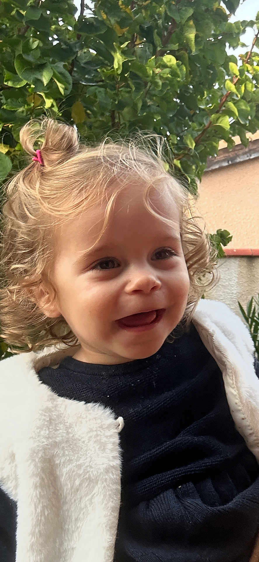 Ocïanna Rose participe au concours pour gagner de l'argent avec cette photo : toddler, child, smiling, curly_hair, blonde_hair, outdoor, greenery, happy, cute, portrait, clothing, jacket, black_sweater, nature, person, face, young_child, hair_clip, cheerful, daylight