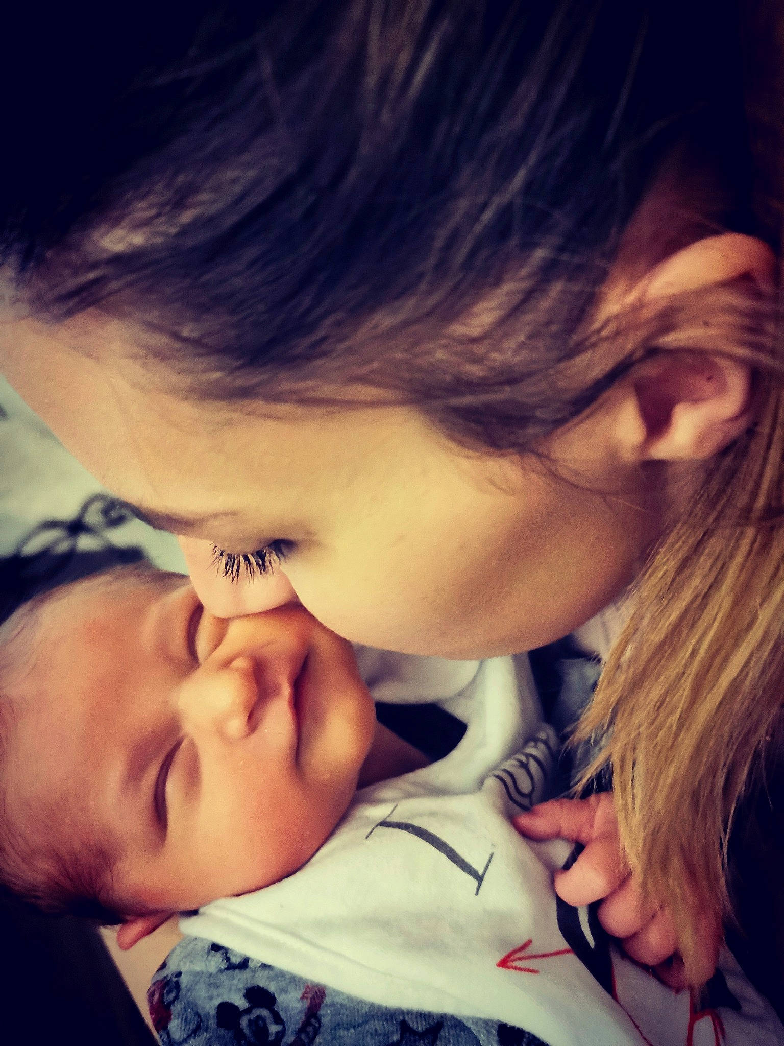 Milànn participe au concours pour gagner de l'argent avec cette photo : black_hair, cheek, ear, eyebrow, eyelash, flash_photography, forehead, gesture, hair, happy, iris, jaw, lip, mouth, neck, nose, person, shoulder, skin, smile