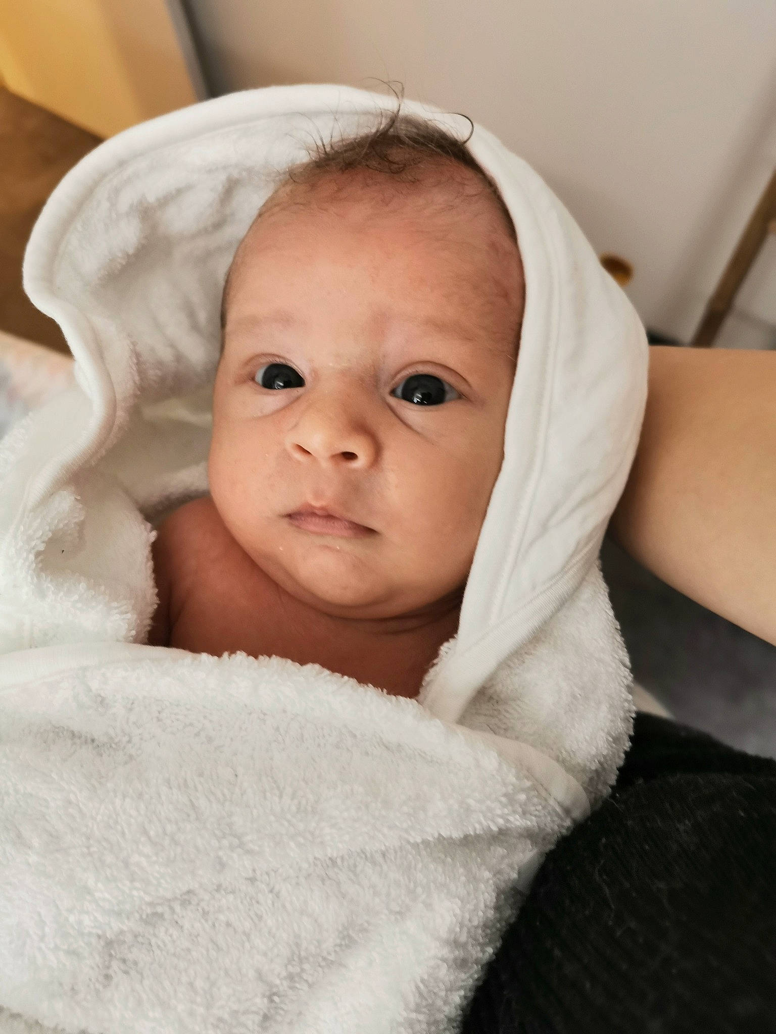 Milànn participe au concours pour gagner de l'argent avec cette photo : baby, baby_toddler_clothing, cheek, chin, comfort, eye, eyebrow, eyelash, face, flash_photography, hair, headgear, iris, linens, lip, no_expression, nose, person, skin, smile