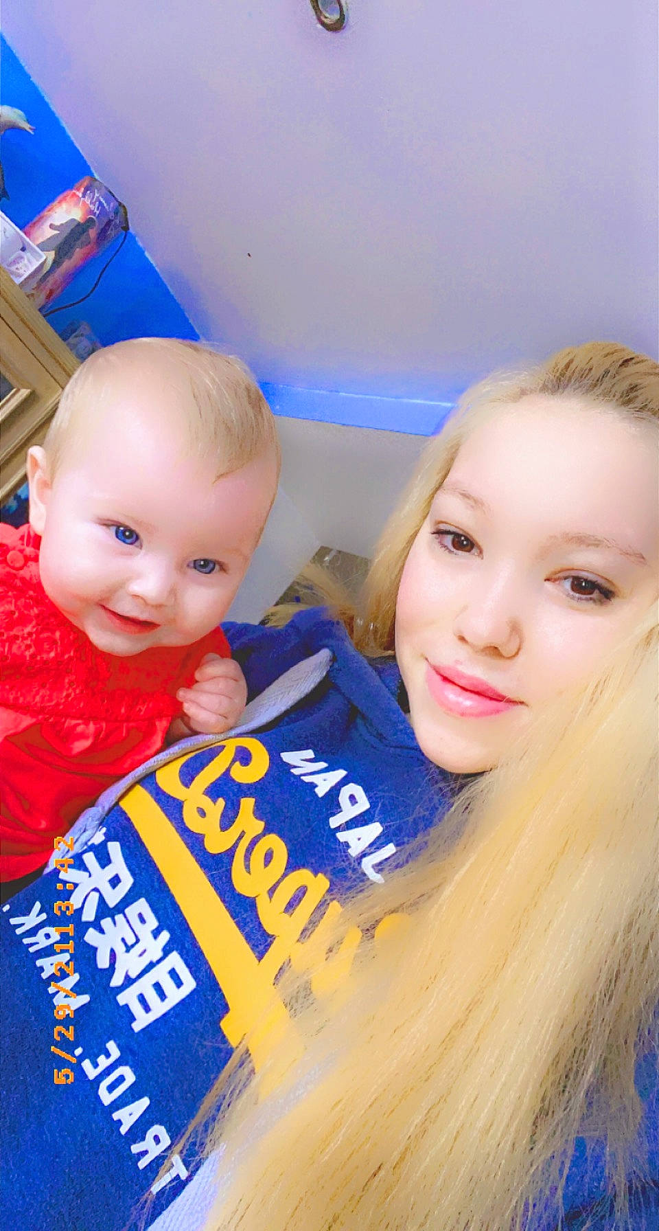 Coraline participe au concours pour gagner de l'argent avec cette photo : blond, blue, brown_hair, child, cool, doll, electric_blue, eyelash, facial_expression, fashion_design, fun, happy, iris, joy, junk_food, makeover, person, selfie, skin, smile