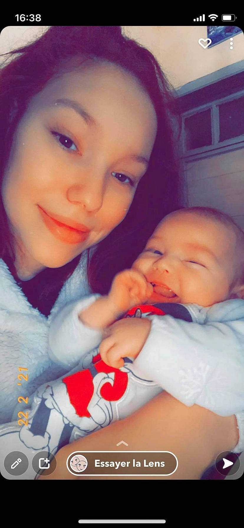 Coraline participe au concours pour gagner de l'argent avec cette photo : cheek, chin, ear, eye, eyebrow, eyelash, facial_expression, finger, forehead, gesture, happy, iris, joy, lip, mammal, mouth, neck, nose, orange, person