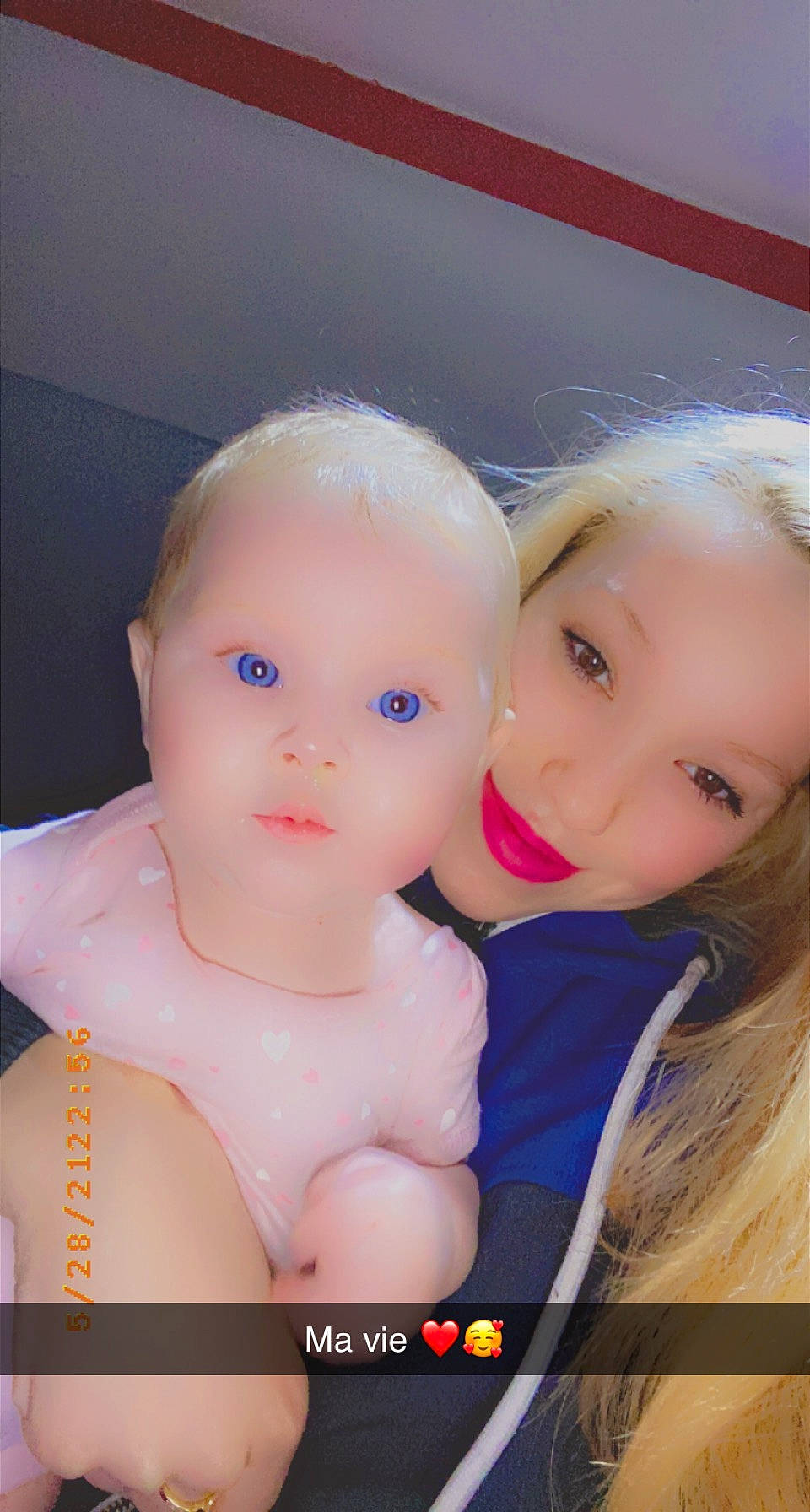 Coraline a rejoint le concours — aidez-le/la à gagner de superbes lots ! baby, blond, cheek, chest, child, chin, electric_blue, eyebrow, eyelash, fun, gesture, hairstyle, happy, iris, lip, neck, nose, person, skin, toddler