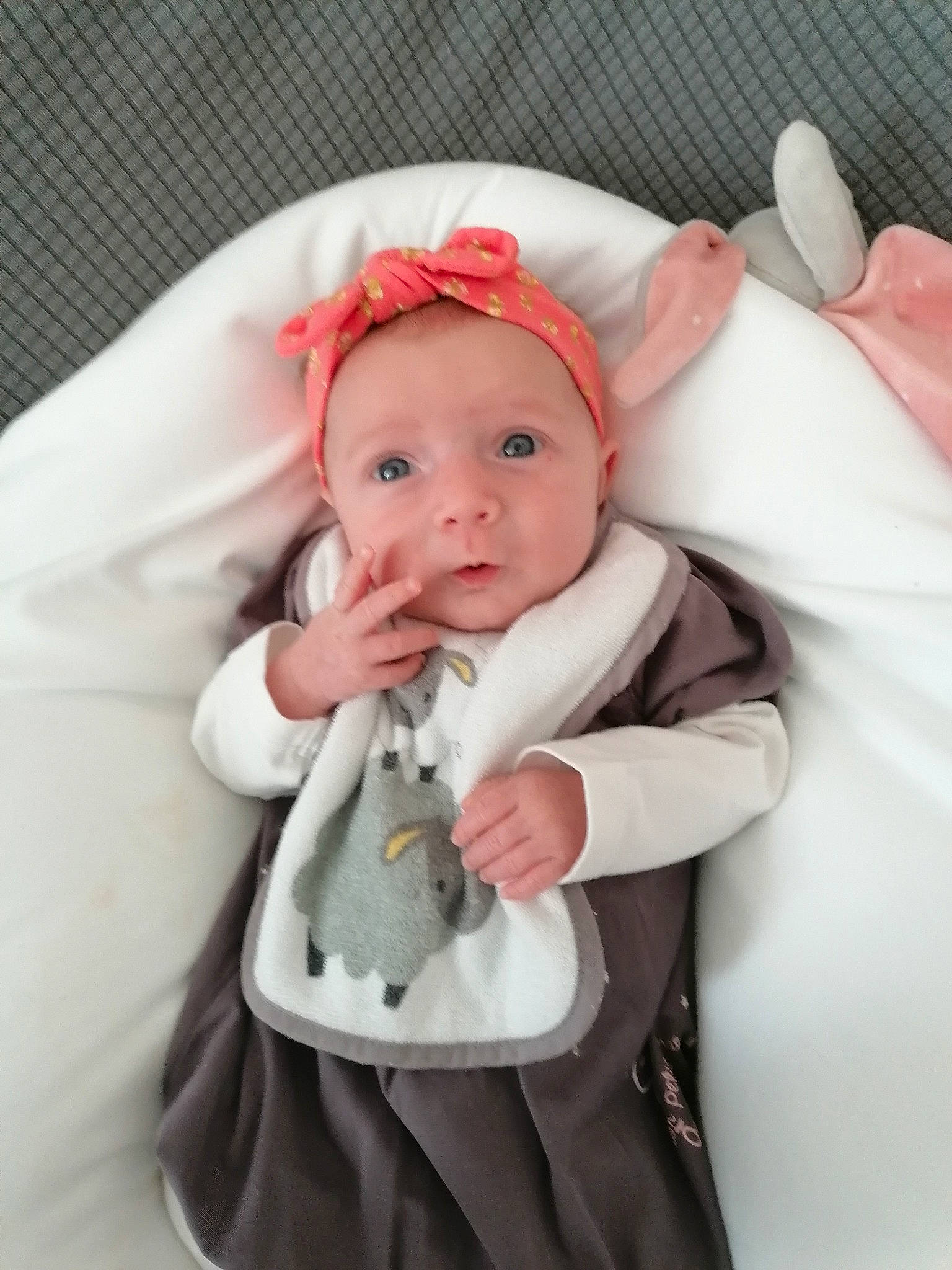 Leya a rejoint le concours — aidez-le/la à gagner de superbes lots ! baby, baby_products, baby_toddler_clothing, cap, cheek, collar, dress, eye, fashion_accessory, formal_wear, fur, human_body, linens, lip, outerwear, pattern, person, pink, skin, sleeve