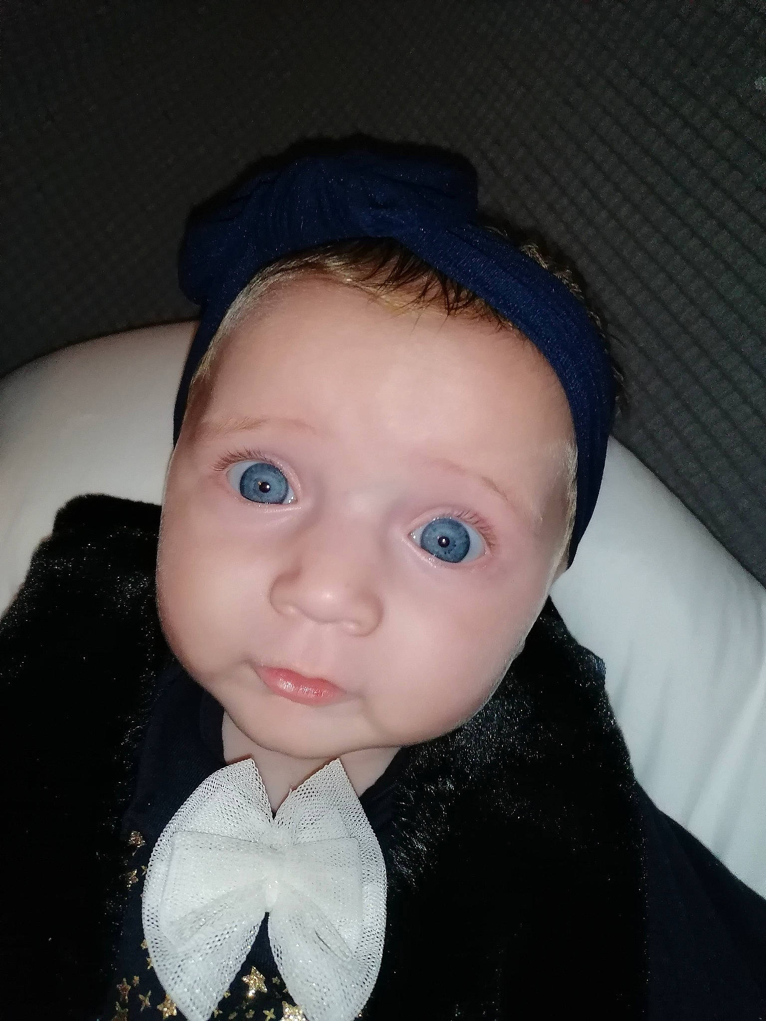 Leya a rejoint le concours — aidez-le/la à gagner de superbes lots ! baby, baby_toddler_clothing, cap, cheek, chin, costume_hat, dress, eye, eyebrow, eyelash, face, flash_photography, hat, human_body, iris, lip, neck, nose, outerwear, person