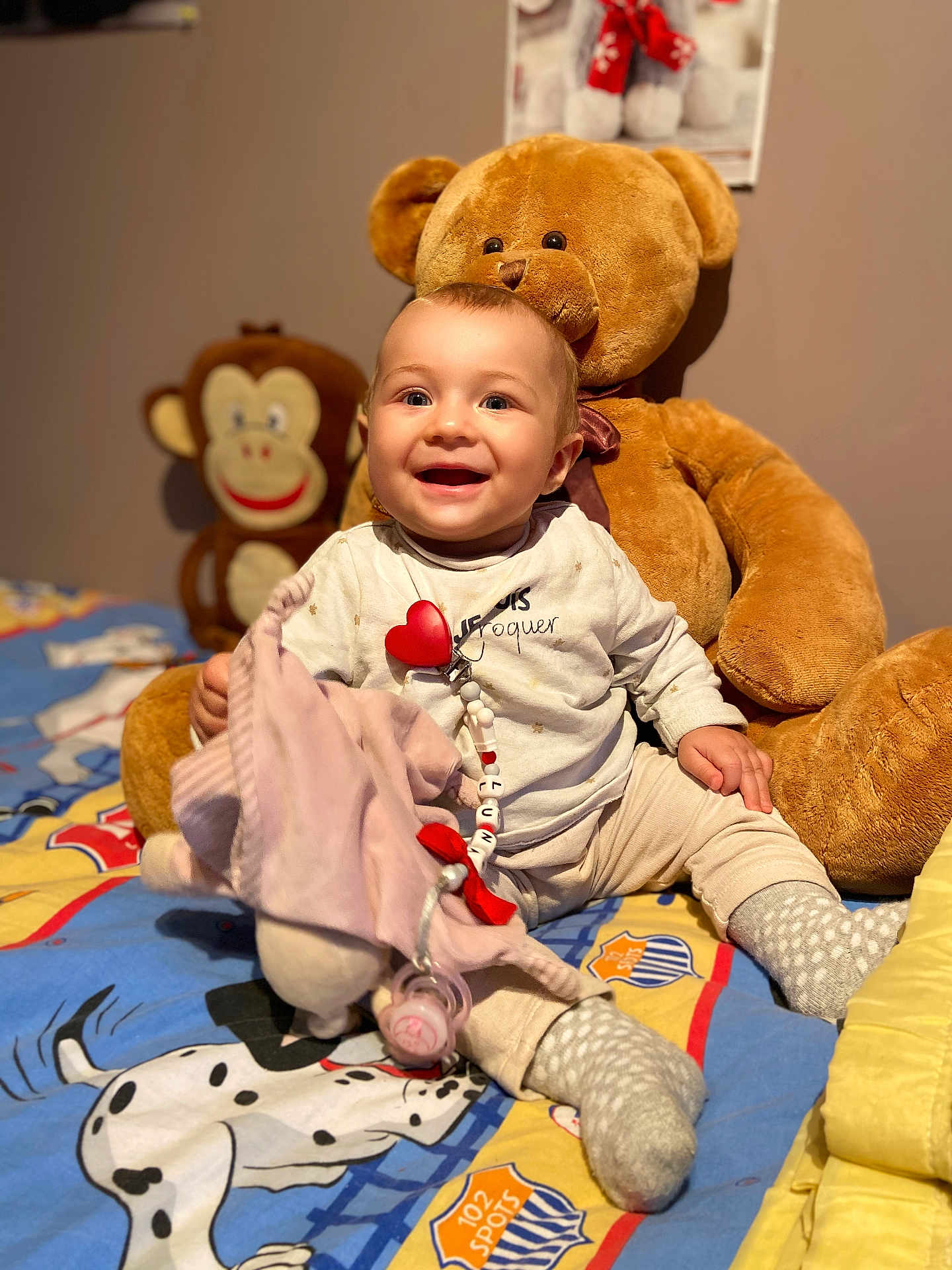 Luna a rejoint le concours — aidez-le/la à gagner de superbes lots ! baby, smiling, toy, teddy_bear, plush_monkey, blanket, pacifier, bedspread, child, indoor, cute, soft_toy, sock, happy, seated, clothing, nursery, playful, portrait, room
