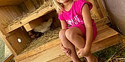 Luna participe au concours pour gagner de l'argent avec cette photo : animal, casual, chicken_coop, chickens, child, daylight, farm, feet, girl, grass, happy, hay, nature, outdoor, person, pink_dress, sandals, smile, summer, wooden_structure