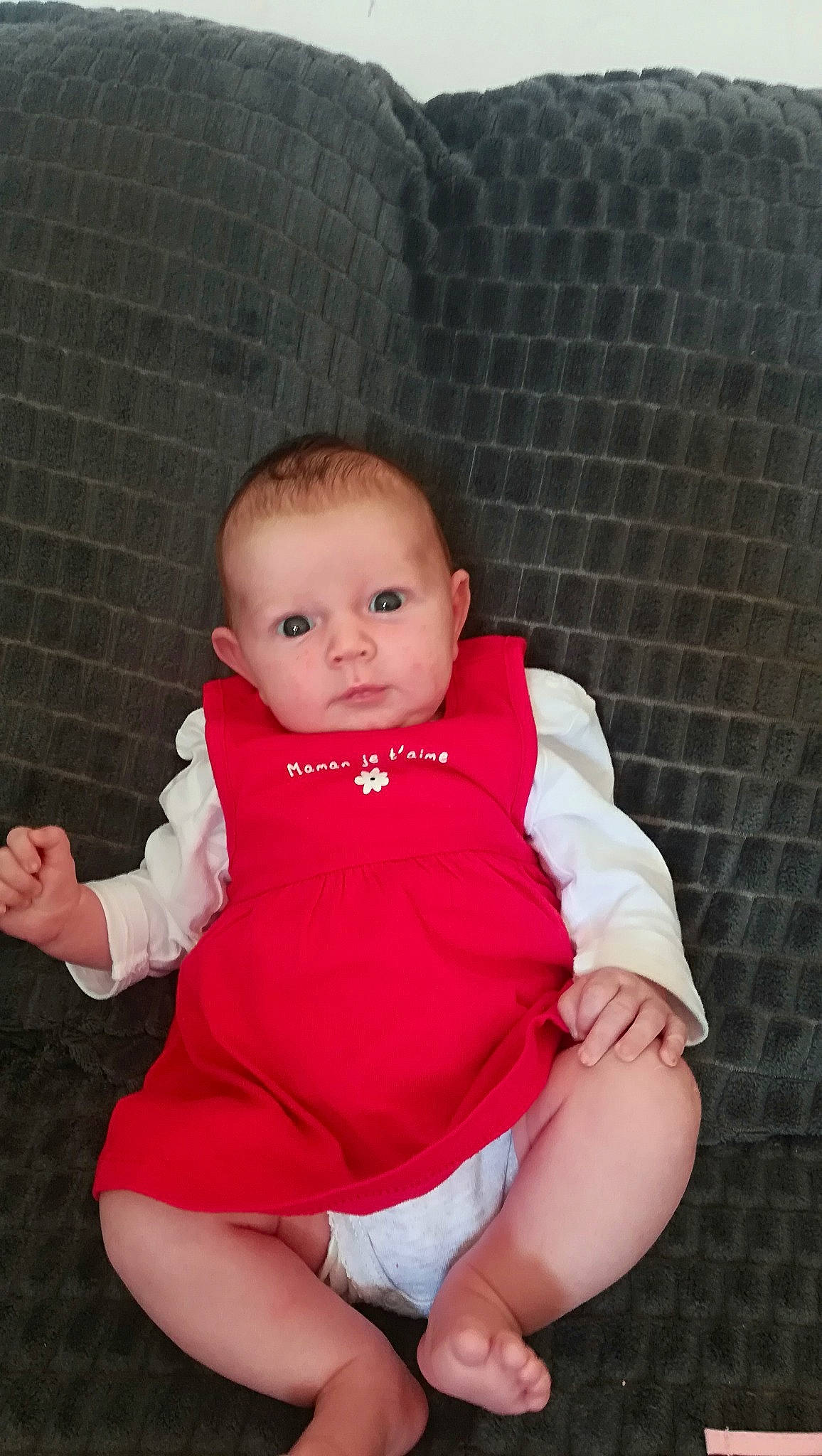 Lya participe au concours pour gagner de l'argent avec cette photo : baby, baby_toddler_clothing, cheek, chest, comfort, flash_photography, flooring, happy, human_body, human_leg, iris, knee, leg, lip, neck, person, pink, sleeve, thigh, toddler