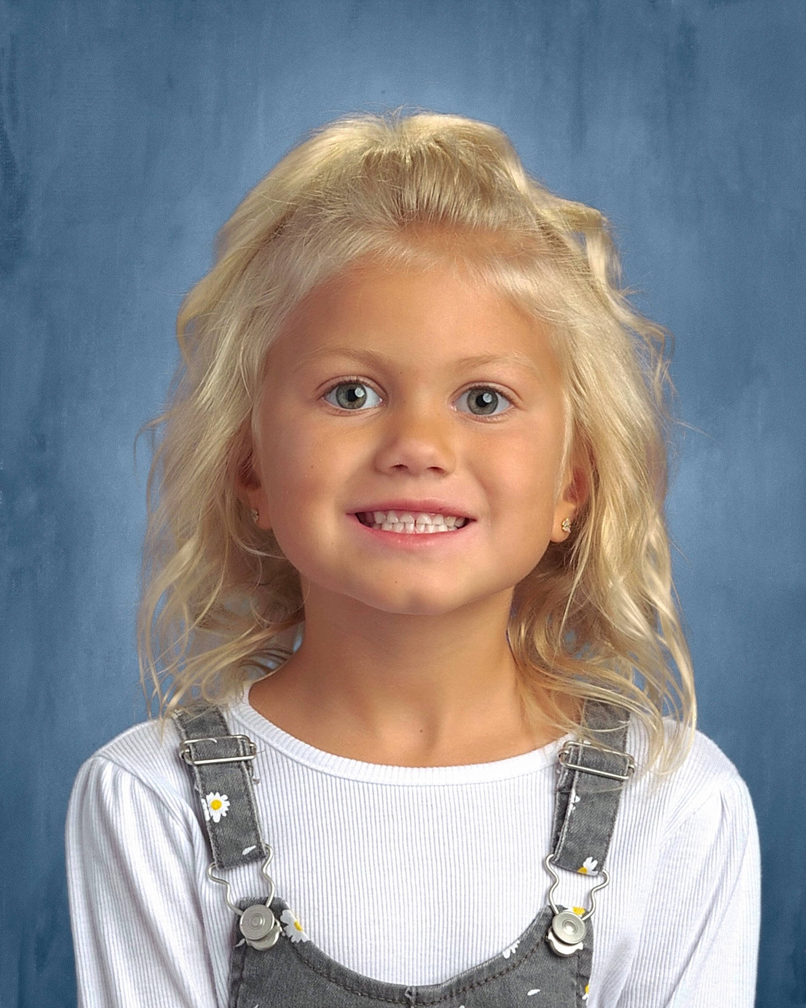 Harper is registered to the contest to win money with this photo: beauty, blond, brown_hair, cheek, electric_blue, eyebrow, eyelash, facial_expression, flash_photography, happy, iris, jewellery, joy, layered_hair, lip, neck, necklace, person, sleeve, smile