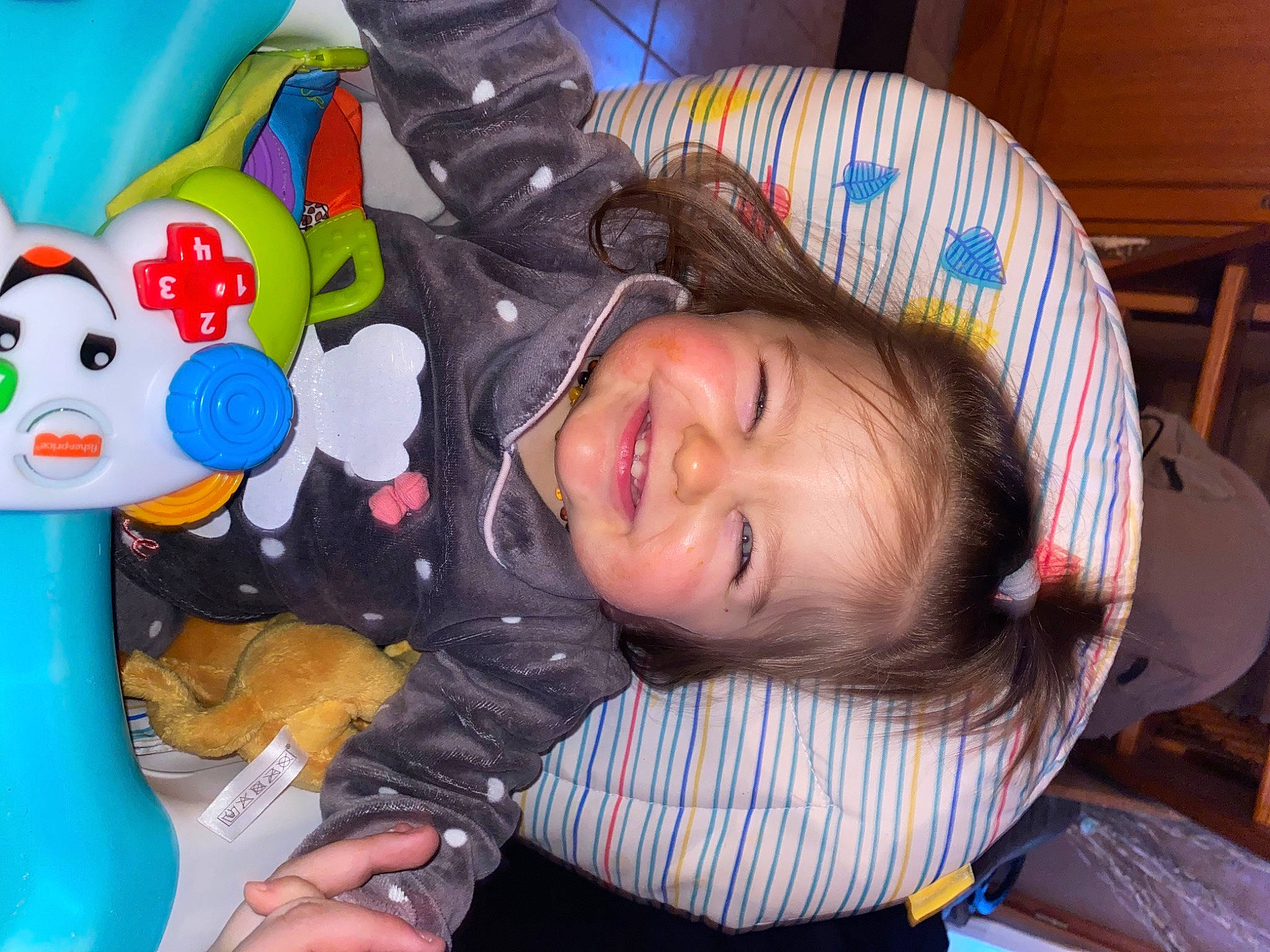 Jade a rejoint le concours — aidez-le/la à gagner de superbes lots ! baby, baby_products, black_hair, child, fun, happy, joy, leisure, mammal, organ, person, plastic, plush, smile, snapshot, stuffed_toy, textile, toddler, toy, tree