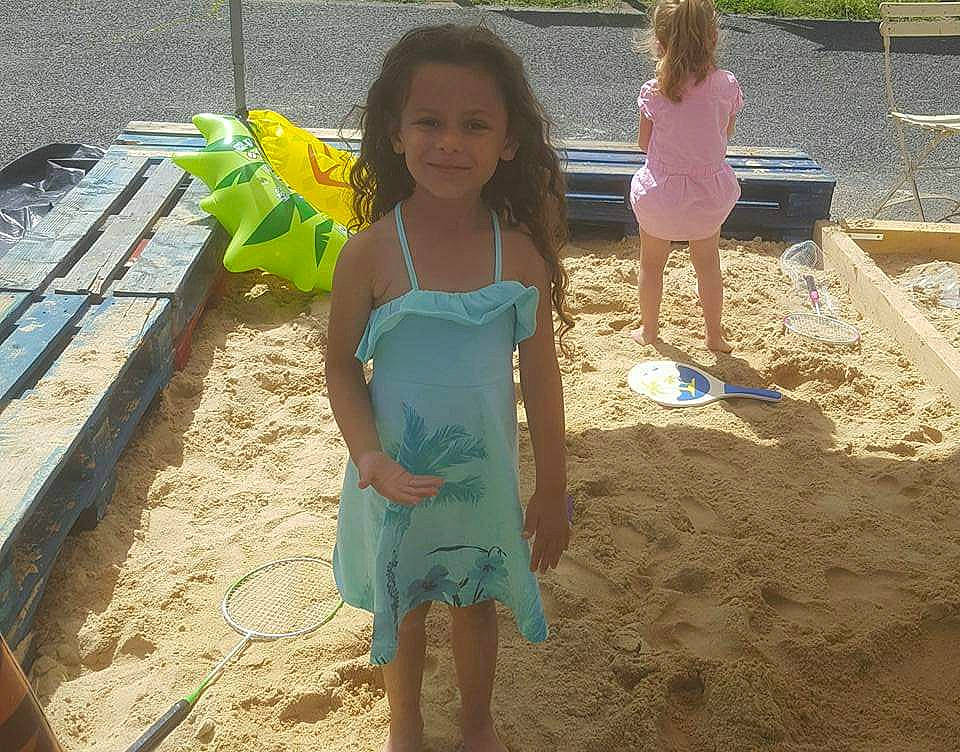 Loona a rejoint le concours — aidez-le/la à gagner de superbes lots ! beach, bucket, child, fun, joy, leisure, person, play, sand, summer, vacation