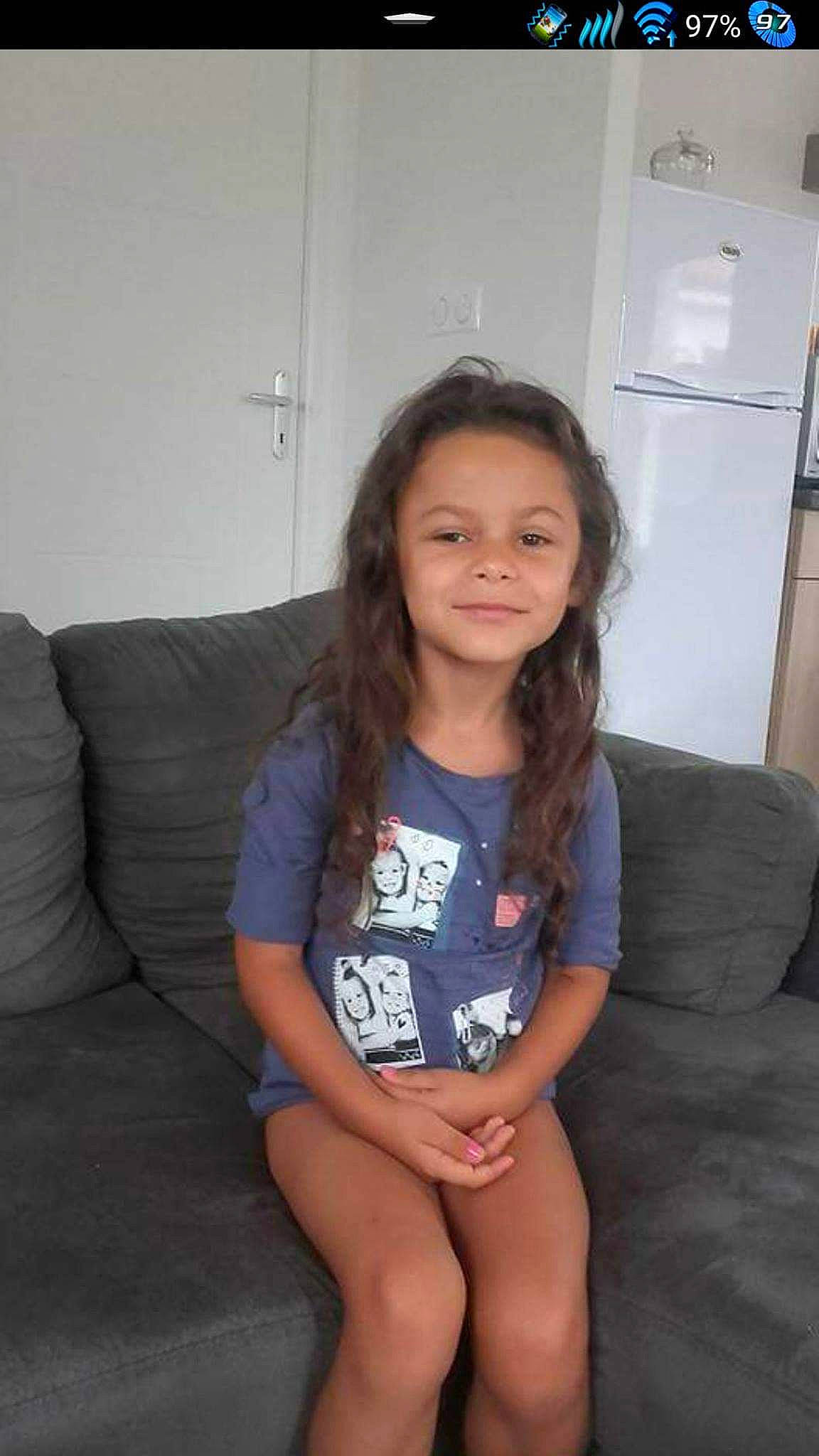 Loona a rejoint le concours — aidez-le/la à gagner de superbes lots ! arm, child, human_leg, joint, leg, long_hair, person, shoulder, sitting, smile, thigh