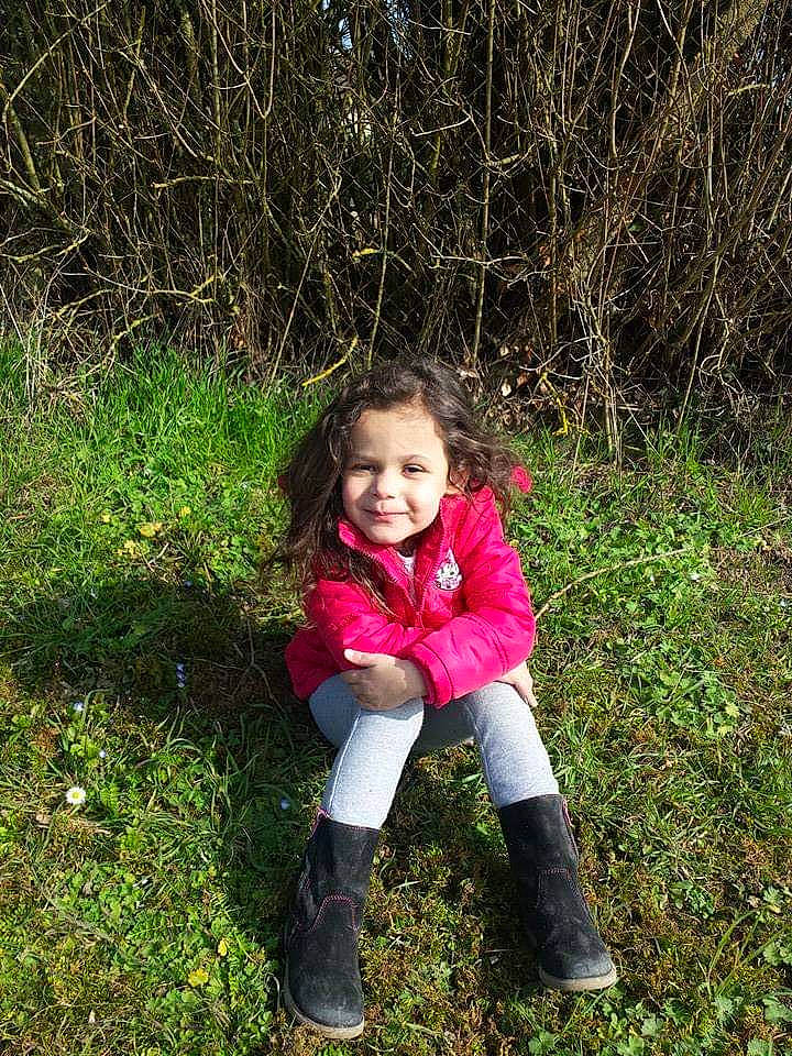 Loona a rejoint le concours — aidez-le/la à gagner de superbes lots ! child, fun, grass, grass_family, happy, joy, leaf, meadow, people_in_nature, person, photography, plant, play, sitting, smile, spring, toddler, tree, winter