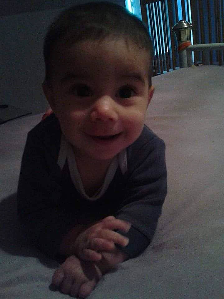 Looka a rejoint le concours — aidez-le/la à gagner de superbes lots ! baby, cheek, child, chin, crawling, eye, face, facial_expression, floor, flooring, forehead, fun, hand, head, mouth, nose, person, sitting, skin, smile