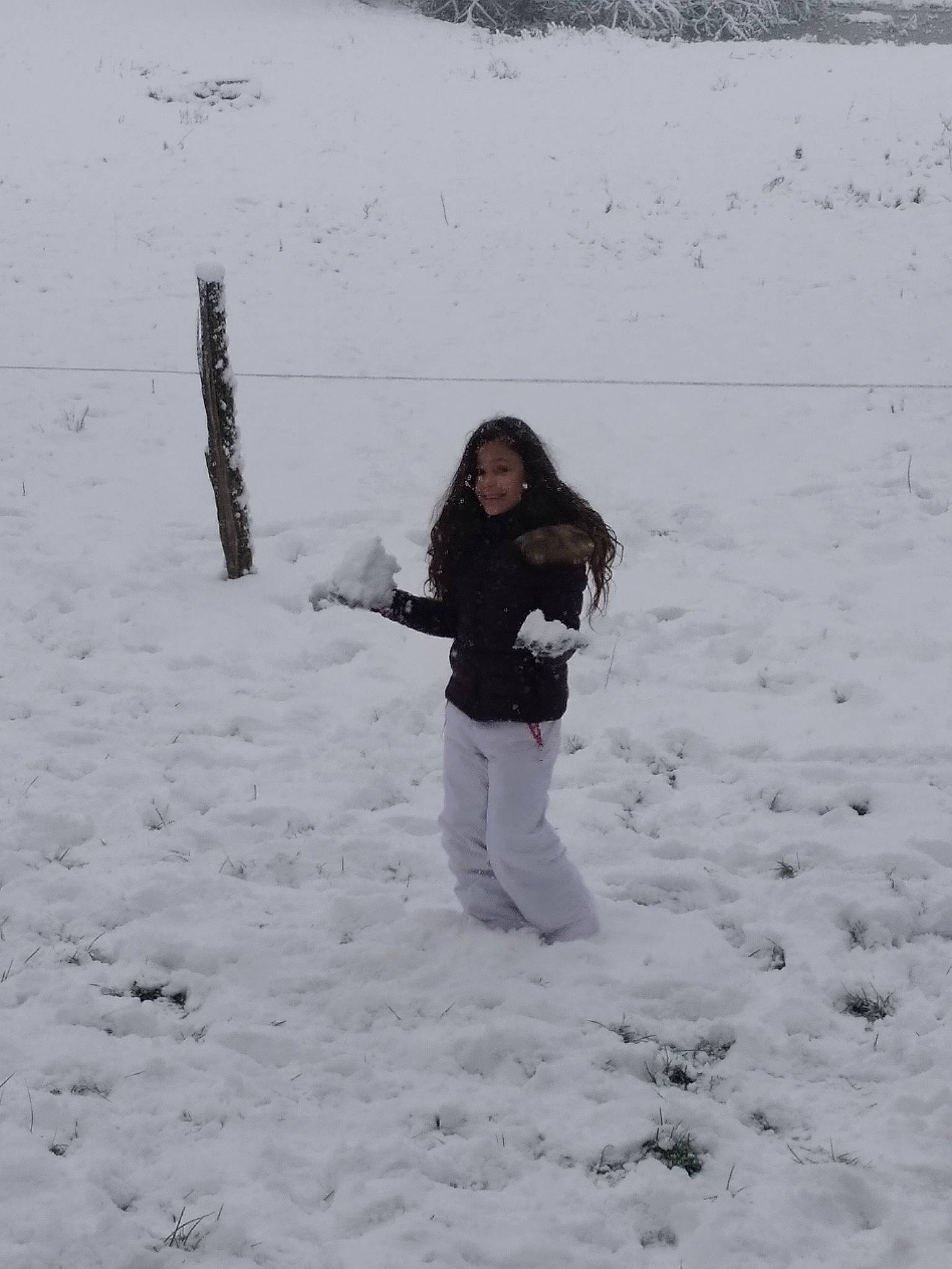 Loona participe au concours pour gagner de l'argent avec cette photo : event, freezing, fun, fur, geological_phenomenon, gesture, happy, ice_cap, jacket, joy, landscape, monochrome_photography, people_in_nature, person, playing_in_the_snow, precipitation, recreation, slope, smile, snow