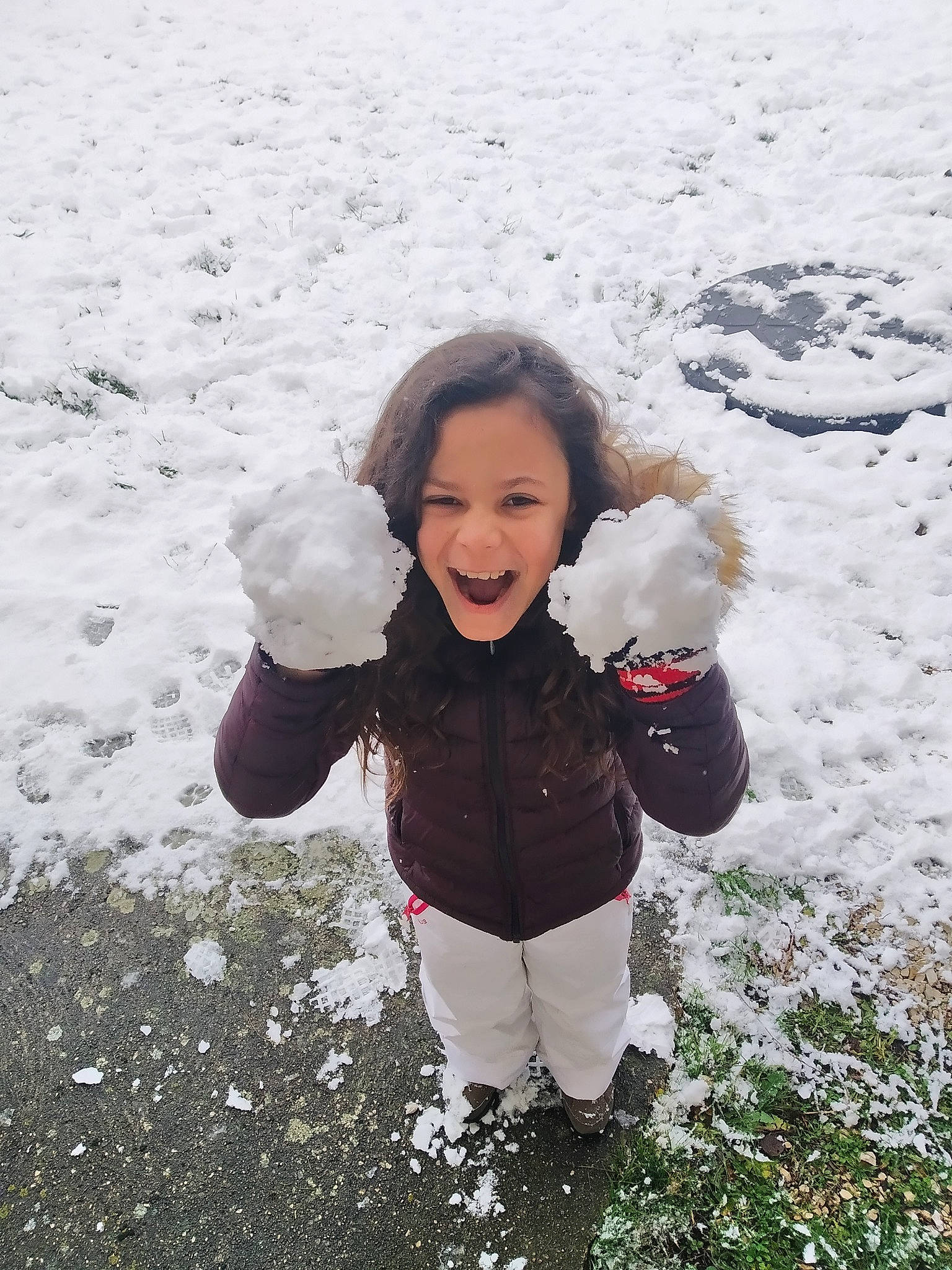 Loona participe au concours pour gagner de l'argent avec cette photo : child, facial_expression, freezing, fun, fur, gesture, glove, grass, happy, head, headgear, jacket, joy, people_in_nature, person, play, playing_in_the_snow, precipitation, smile, snow
