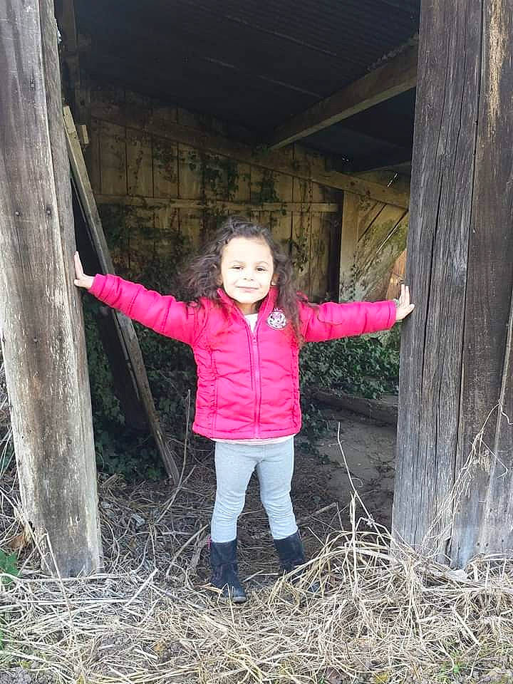 Loona participe au concours pour gagner de l'argent avec cette photo : child, fun, joy, person, standing, tree