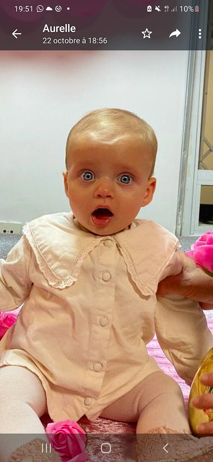 Lana a rejoint le concours — aidez-le/la à gagner de superbes lots ! baby, baby_toddler_clothing, cheek, chin, dress_shirt, eye, eyelash, face, finger, human_body, iris, lip, mouth, neck, nose, person, pink, shoulder, skin, sleeve