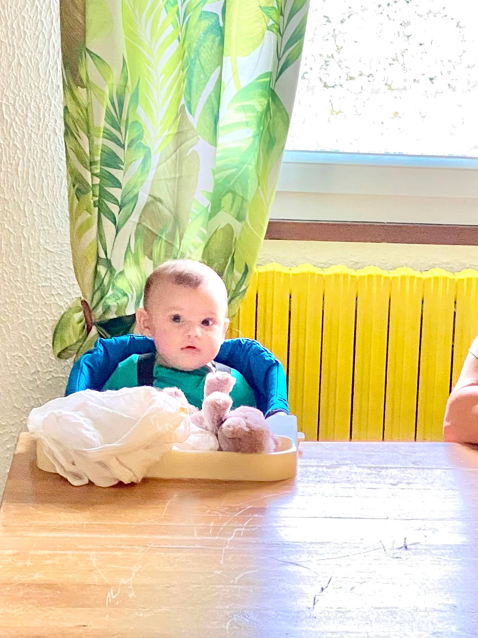 Mae participe au concours pour gagner de l'argent avec cette photo : baby, baby_products, baby_toddler_clothing, chair, child, comfort, flooring, fun, happy, hardwood, leisure, linens, person, play, room, sitting, t_shirt, table, tableware, toddler