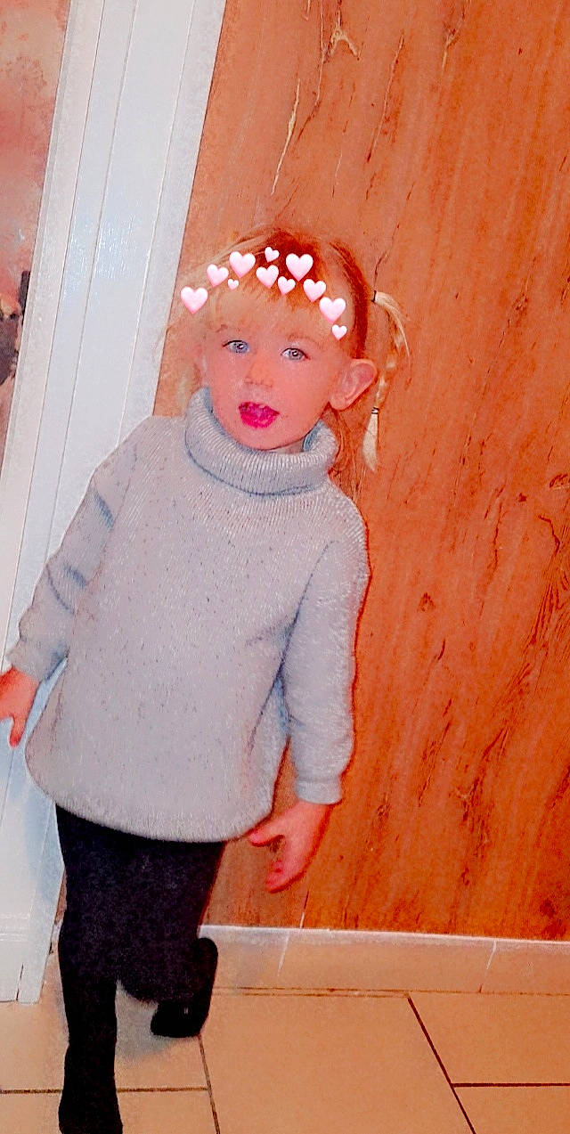 Kyliana a rejoint le concours — aidez-le/la à gagner de superbes lots ! art, baby_toddler_clothing, child, eye, fashion_design, fun, headgear, magenta, neck, orange, paint, pattern, person, pink, plaster, shoulder, sleeve, standing, textile, toddler