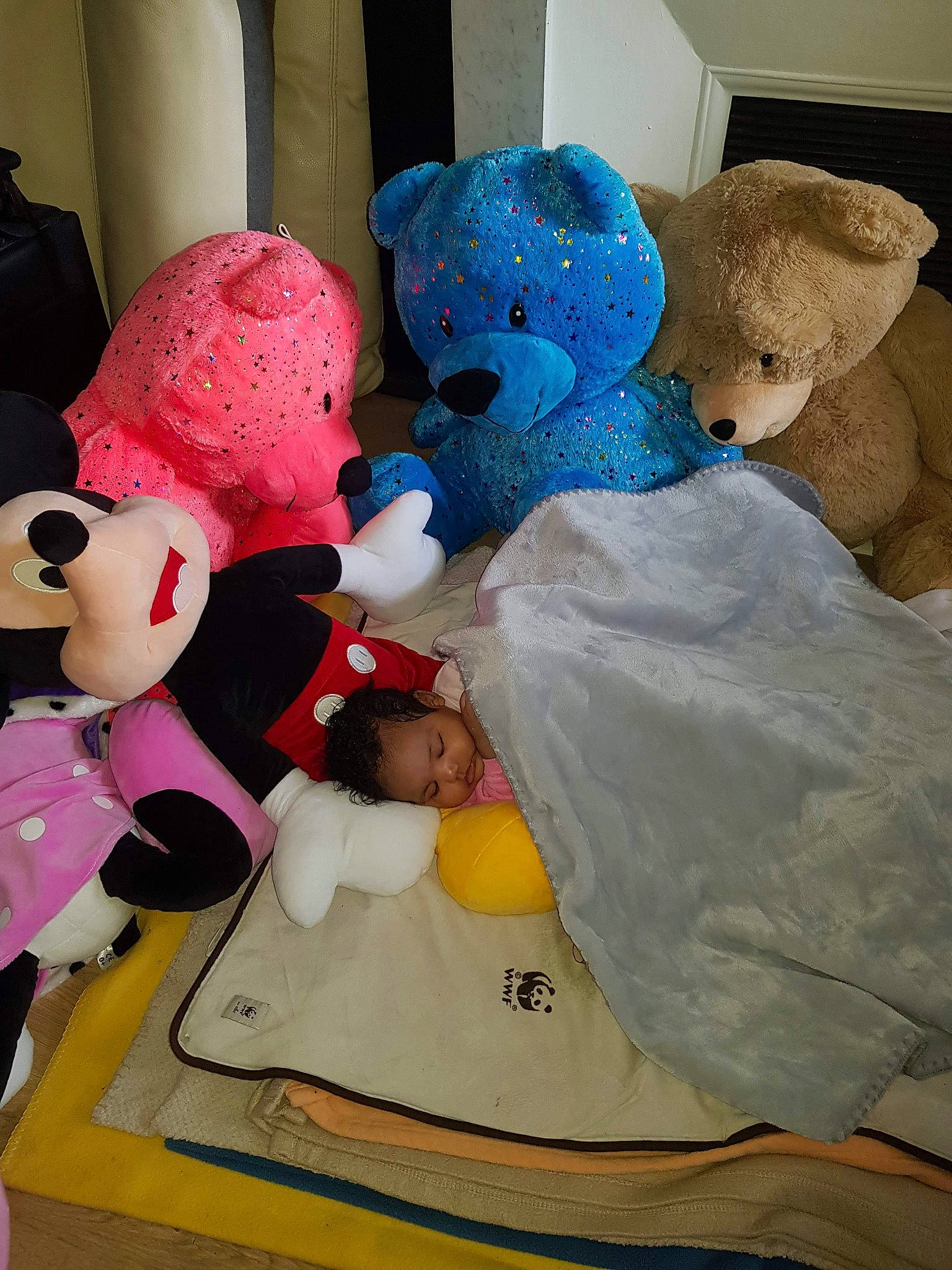 Djanelle participe au concours pour gagner de l'argent avec cette photo : art, baby_toys, carmine, child, comfort, fictional_character, fur, interaction, linens, magenta, person, plastic, plush, product, room, stuffed_toy, teddy_bear, textile, toy