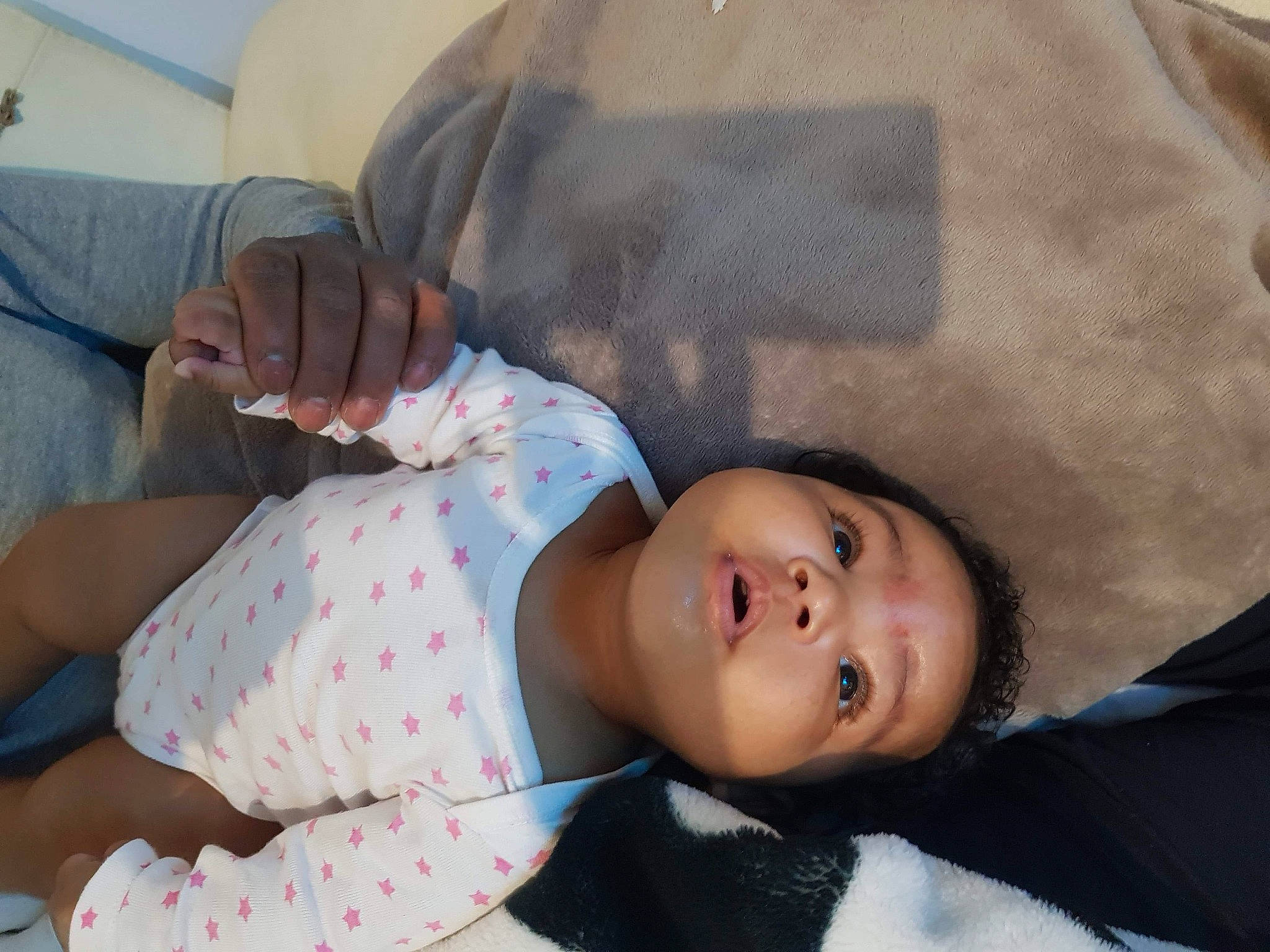 Djanelle a rejoint le concours — aidez-le/la à gagner de superbes lots ! baby, baby_toddler_clothing, cheek, child, comfort, fur, linens, pattern, person, sitting, skin, sleeve, textile, toddler, tree