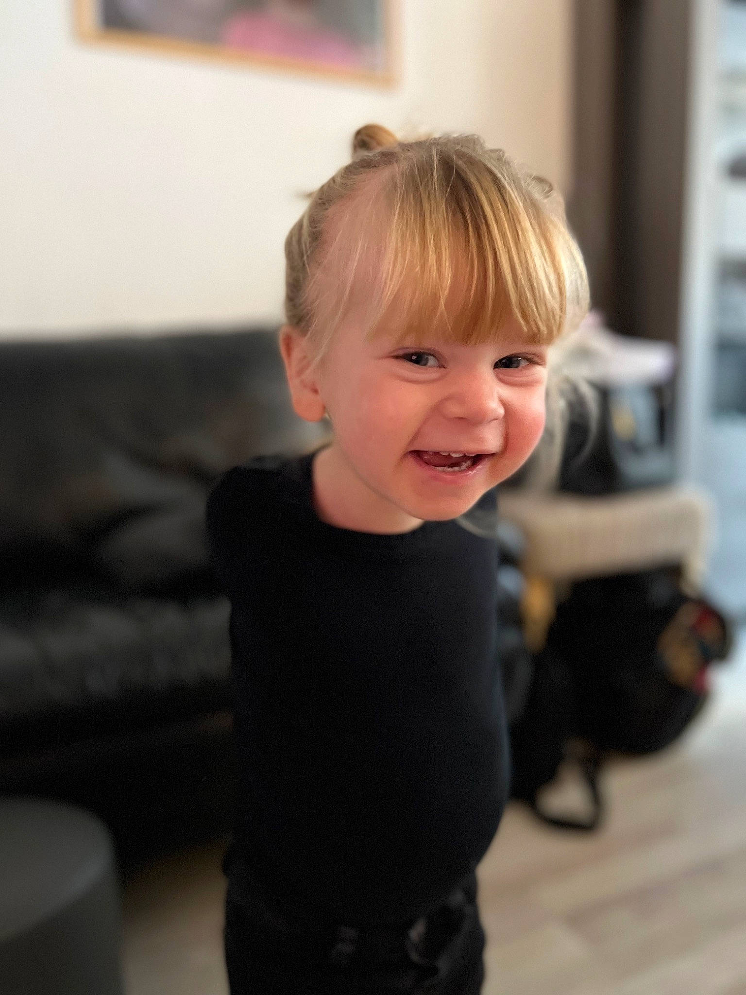 Naëly a rejoint le concours — aidez-le/la à gagner de superbes lots ! baby_toddler_clothing, cheek, child, chin, comfort, couch, flooring, fun, happy, hardwood, person, picture_frame, room, shoulder, sitting, sleeve, smile, t_shirt, toddler, wood