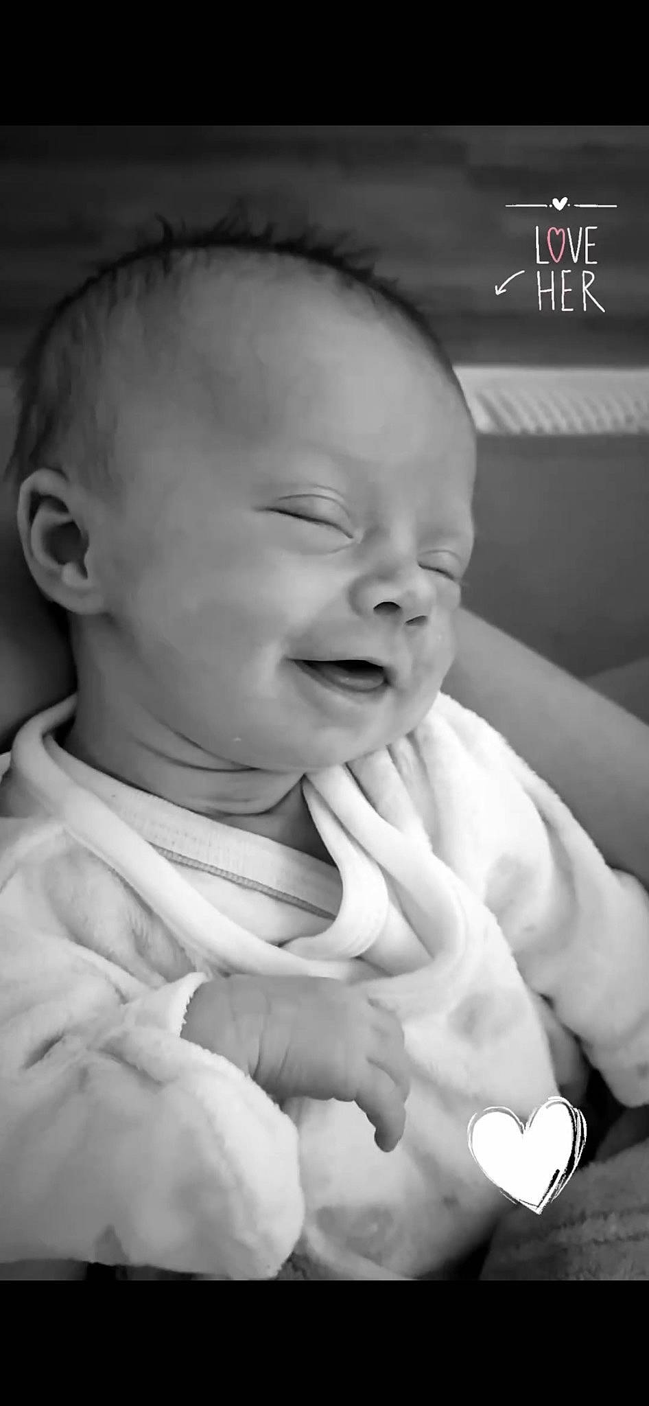 Lya participe au concours pour gagner de l'argent avec cette photo : arm, baby, black, cheek, eye, eyebrow, finger, flash_photography, gesture, hand, happy, iris, lip, mouth, neck, nose, person, photograph, skin, smile