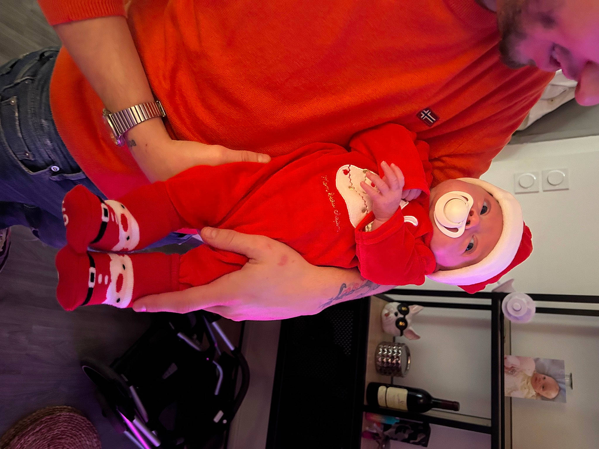 Lya participe au concours pour gagner de l'argent avec cette photo : carmine, child, costume, elbow, event, fashion, fun, happy, hat, joint, magenta, person, pink, red, room, t_shirt, wrist