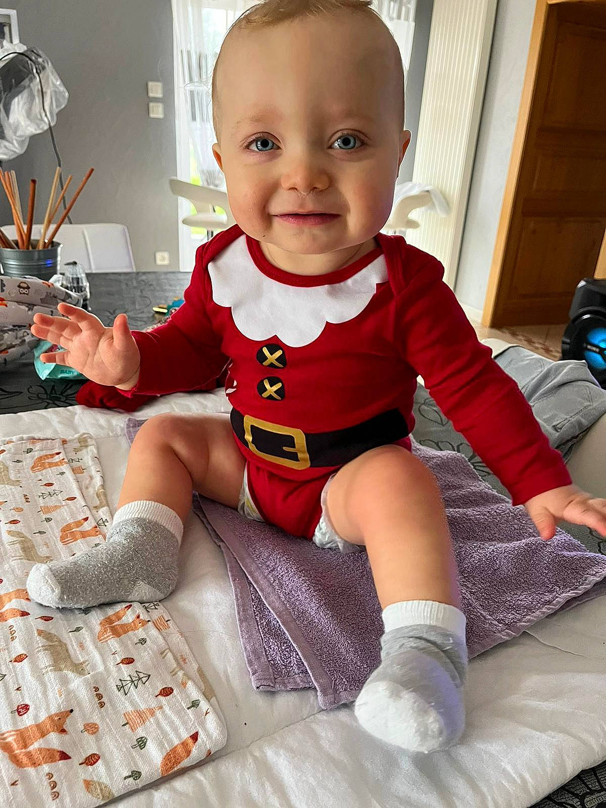 Mahe participe au concours pour gagner de l'argent avec cette photo : baby, baby_toddler_clothing, cheek, child, flooring, fun, happy, human_leg, joint, joy, knee, leg, pattern, person, shorts, skin, sleeve, smile, sock, t_shirt