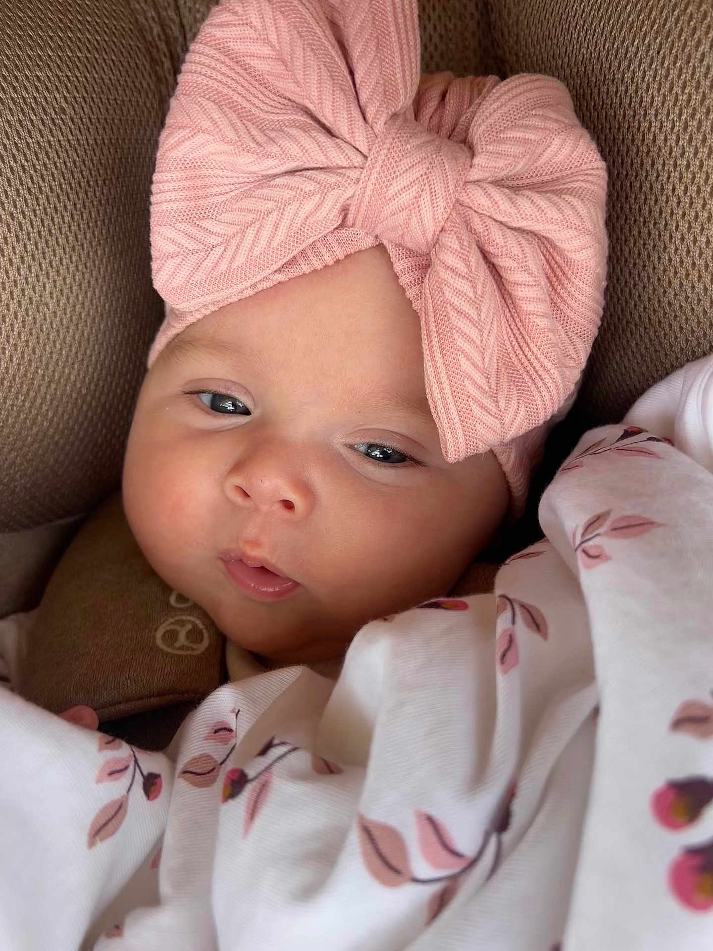 Inna participe au concours pour gagner de l'argent avec cette photo : baby, infant, face, headband, pink, blanket, floral_pattern, closeup, child, cute, soft_texture, knitwear, resting, indoors, portrait, young, wrapped, comfort, peaceful, expression