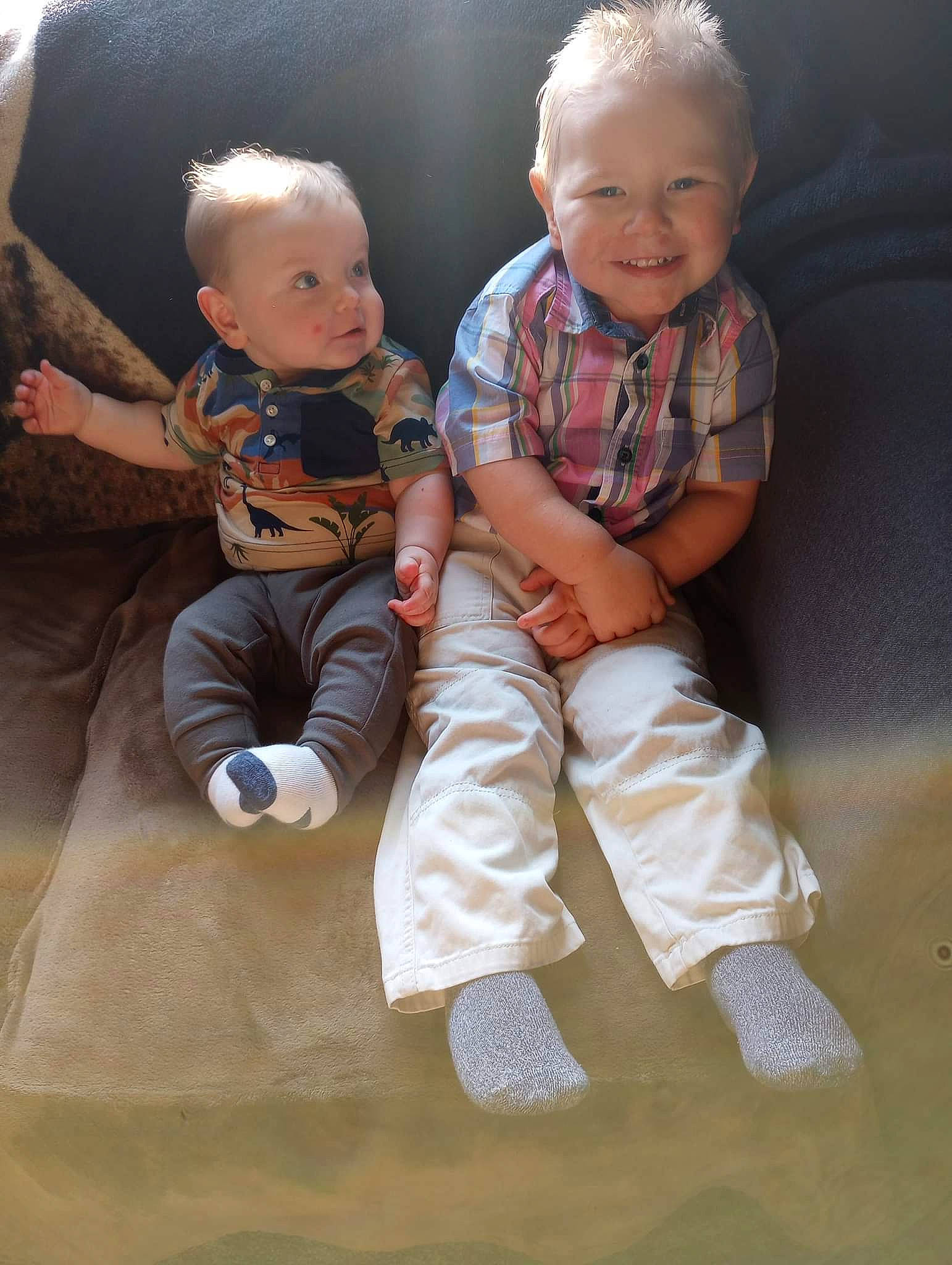 Jacobi is registered to the contest to win money with this photo: baby, baby_toddler_clothing, cheek, child, comfort, eye, facial_expression, foot, fun, gesture, hairstyle, happy, head, interaction, joy, people_in_nature, person, sitting, skin, sleeve