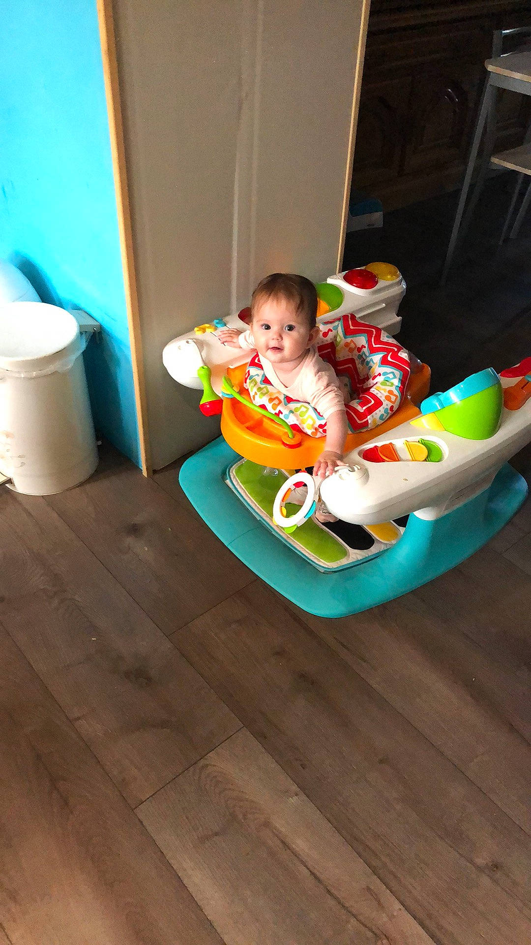 Maëlys participe au concours pour gagner de l'argent avec cette photo : baby, child, floor, flooring, person, play, toddler, toy