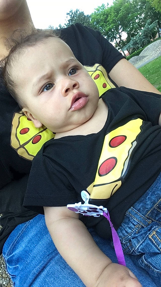 Juliann participe au concours pour gagner de l'argent avec cette photo : baby, baby_carriage, baby_products, baby_toddler_clothing, cheek, child, cool, denim, grass, happy, human_leg, neck, pattern, person, plant, sitting, sleeve, t_shirt, thigh, toddler