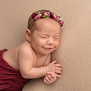 Agathe a rejoint le concours — aidez-le/la à gagner de superbes lots ! newborn, baby, infant, sleeping, smiling, headband, flower_crown, wrapped, blanket, soft, beige_background, peaceful, cute, portrait, skin, hands, resting, indoors, child, toddler