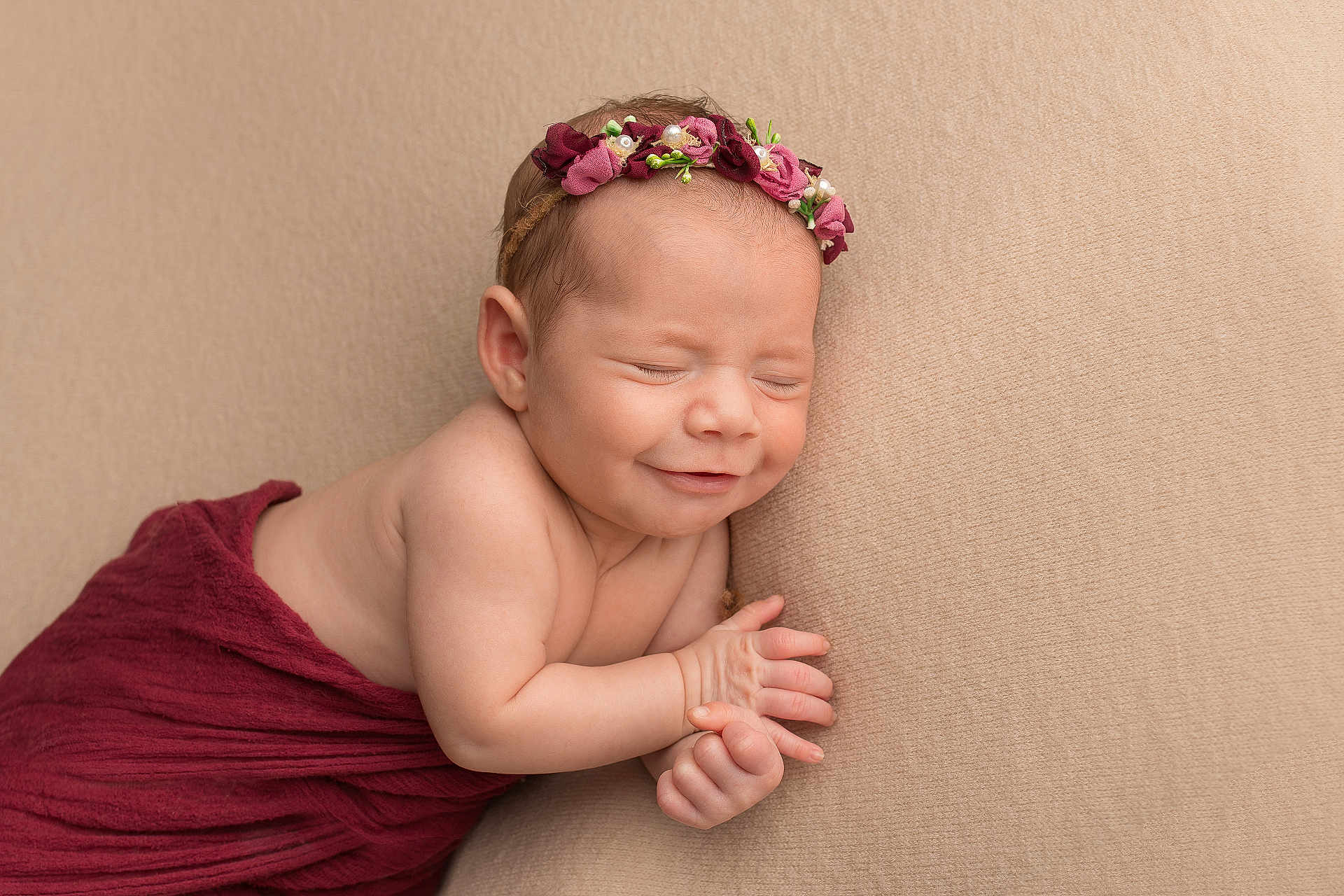 Agathe a rejoint le concours — aidez-le/la à gagner de superbes lots ! newborn, baby, infant, sleeping, smiling, headband, flower_crown, wrapped, blanket, soft, beige_background, peaceful, cute, portrait, skin, hands, resting, indoors, child, toddler
