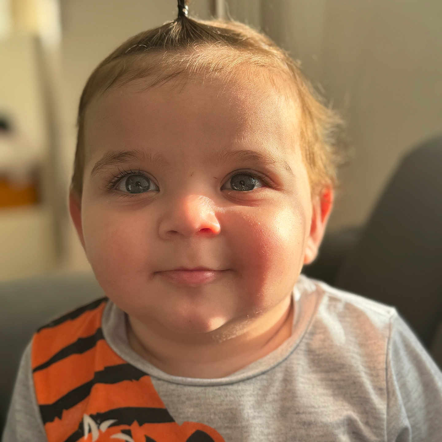 Arda a rejoint le concours — aidez-le/la à gagner de superbes lots ! baby, child, closeup, clothing, cute, expression, eyes, face, hair, happy, indoor, person, pony_tail, portrait, shirt, smile, tiger_print, toddler, warm_light, young_child